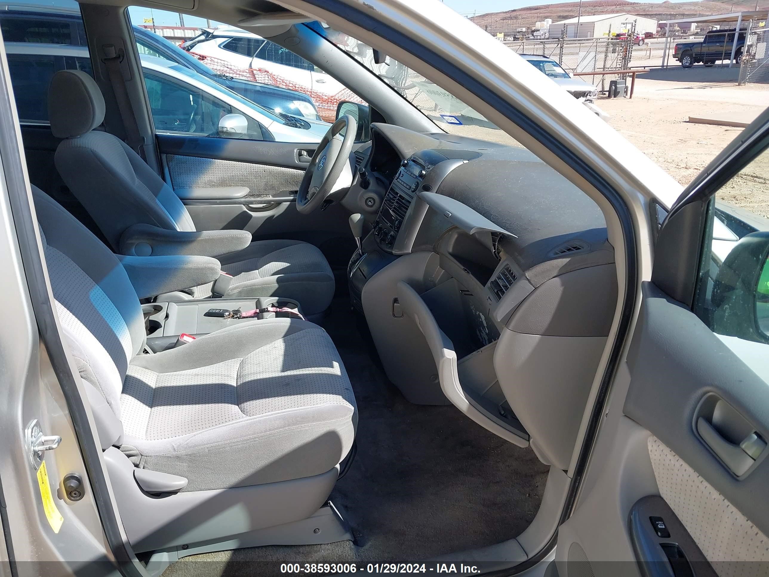 Photo 4 VIN: 5TDZK23C17S013933 - TOYOTA SIENNA 