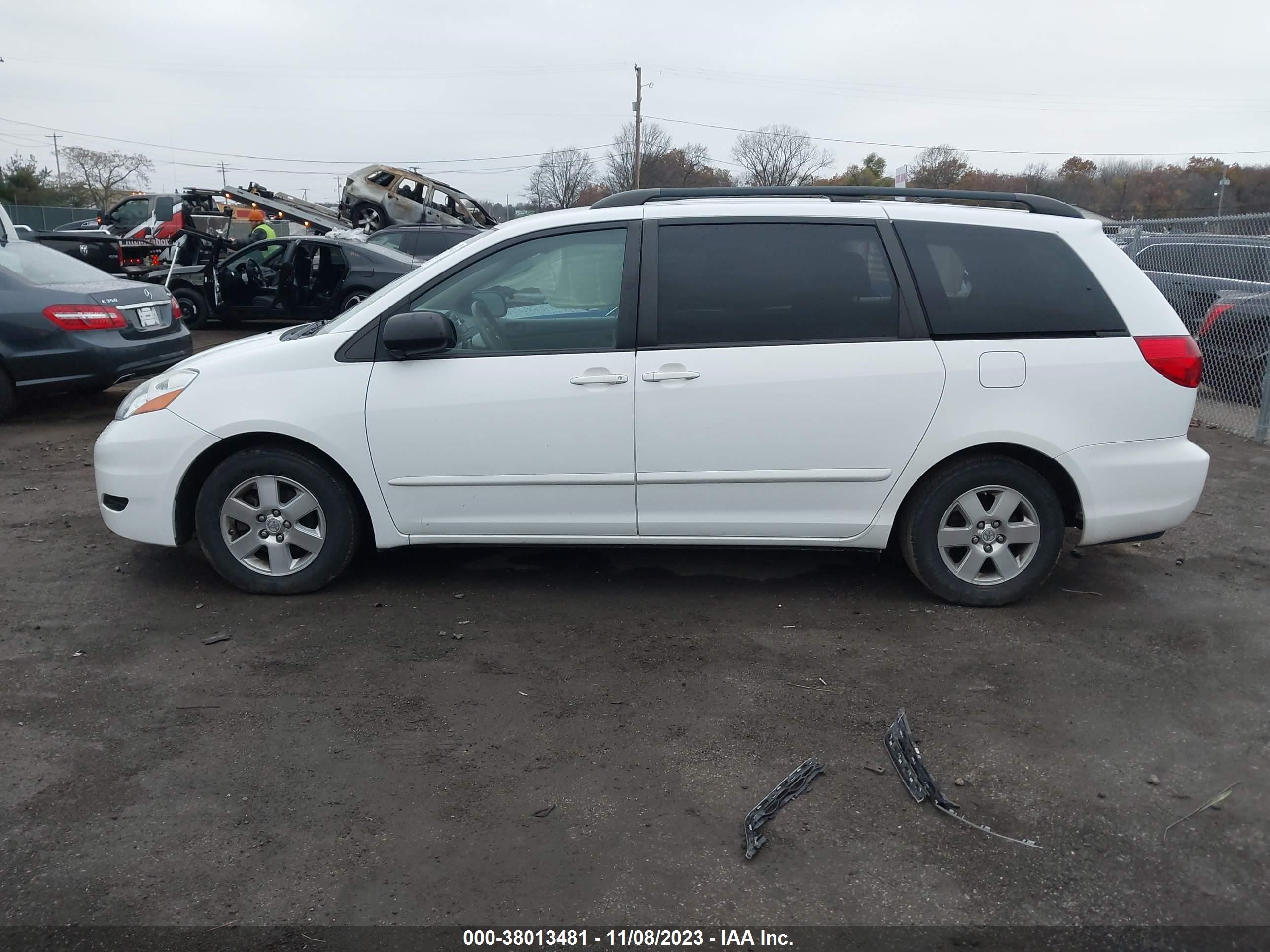 Photo 13 VIN: 5TDZK23C17S057155 - TOYOTA SIENNA 