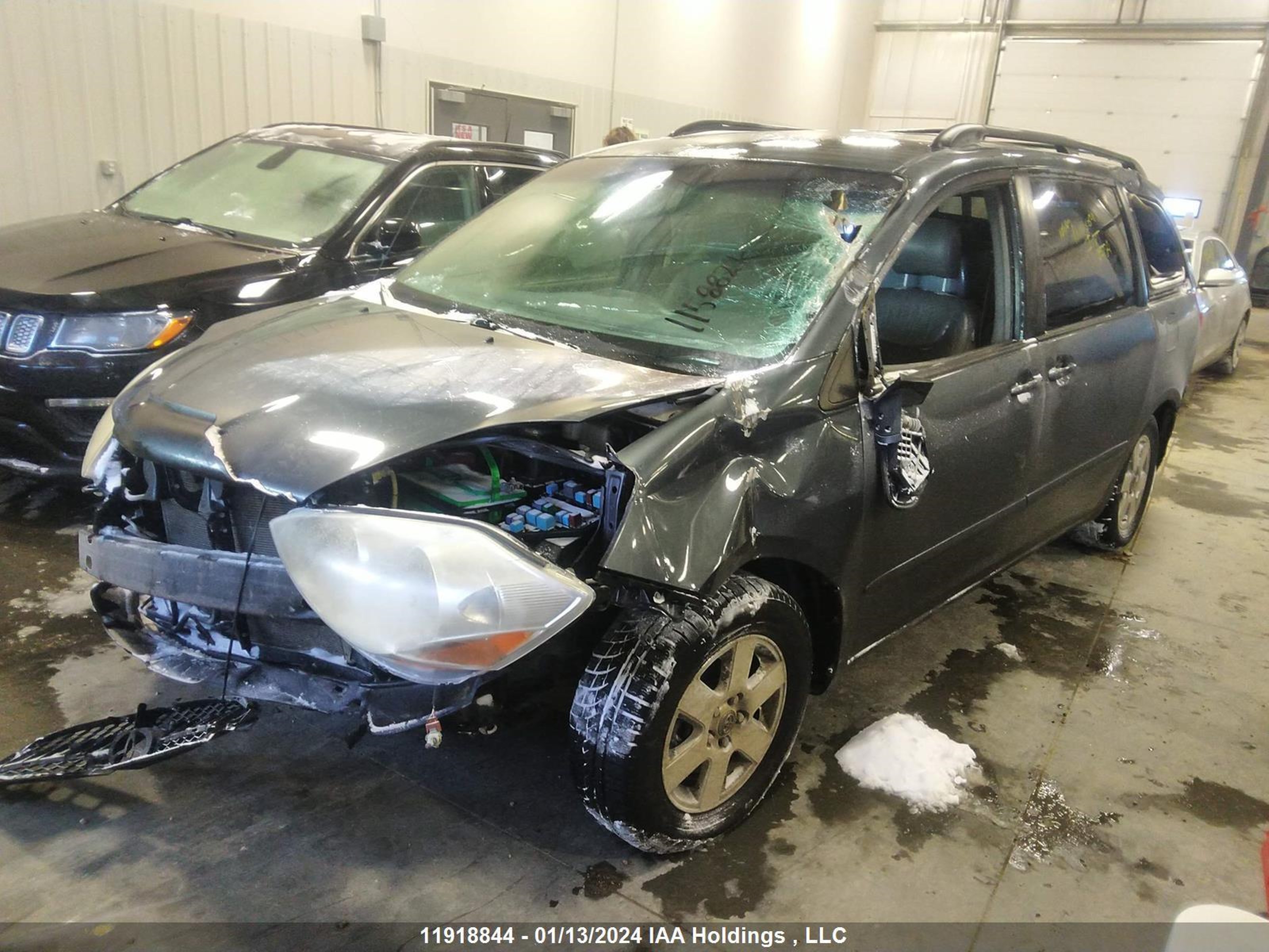 Photo 1 VIN: 5TDZK23C18S111023 - TOYOTA SIENNA 