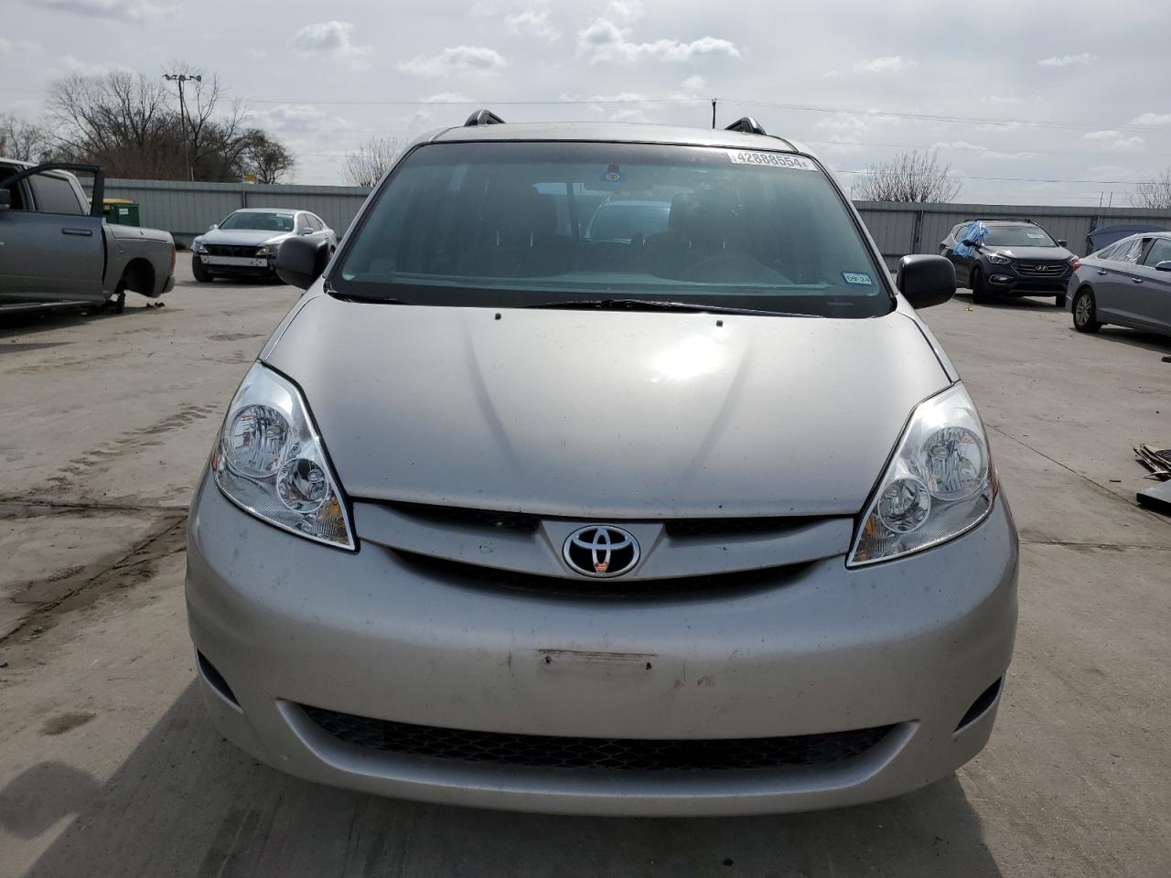 Photo 4 VIN: 5TDZK23C27S054524 - TOYOTA SIENNA 