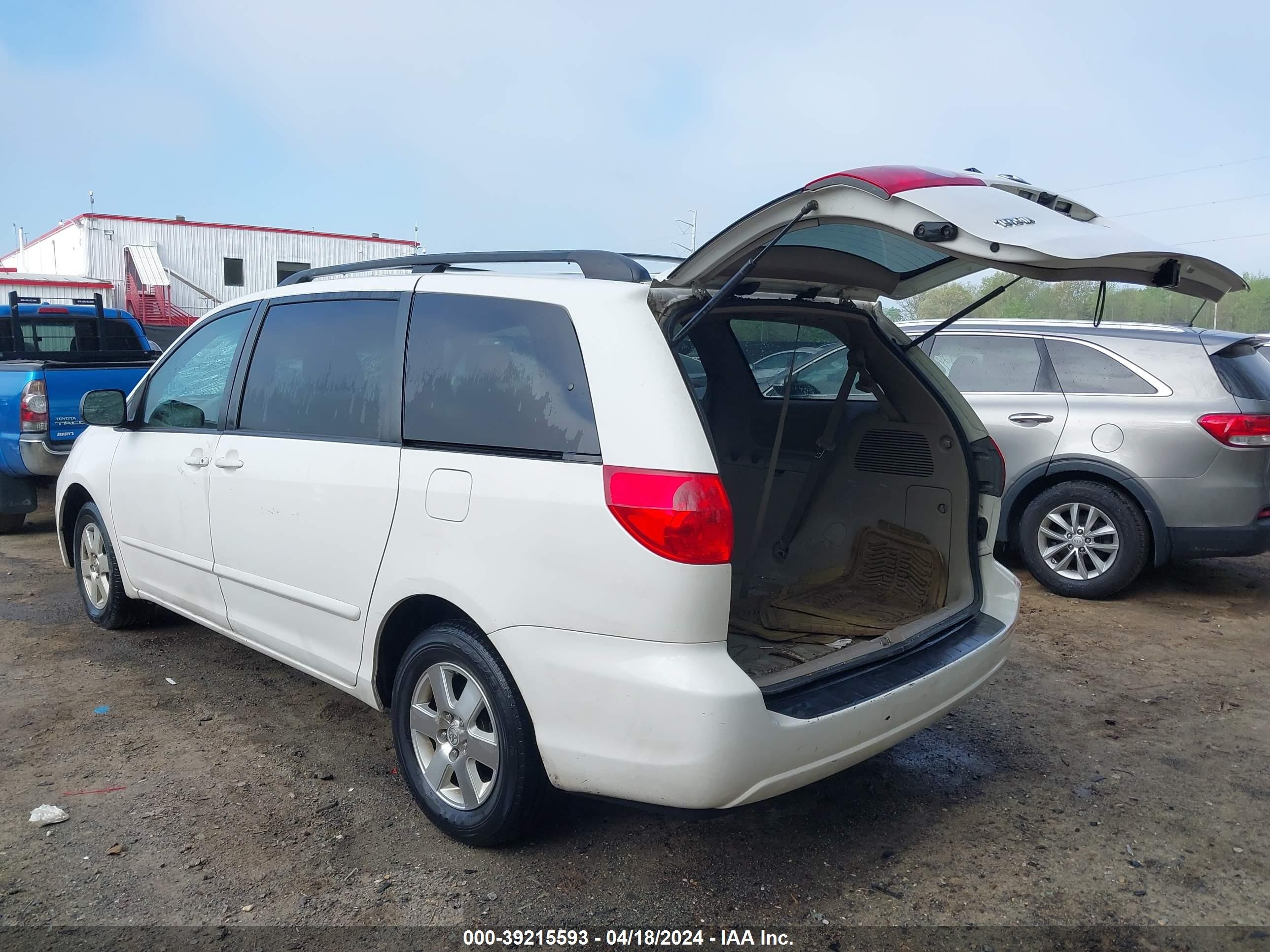 Photo 2 VIN: 5TDZK23C27S055060 - TOYOTA SIENNA 