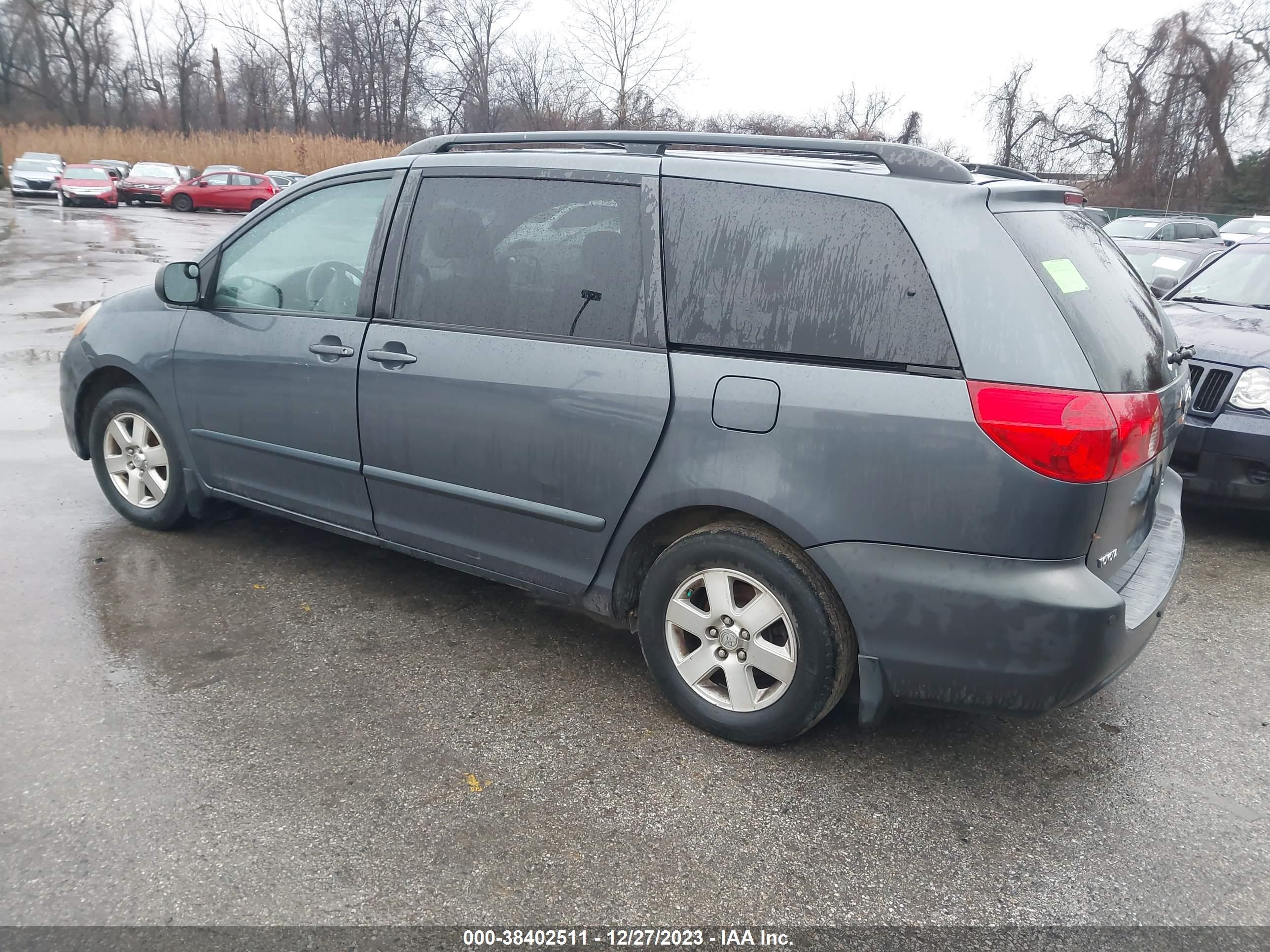 Photo 2 VIN: 5TDZK23C27S070495 - TOYOTA SIENNA 