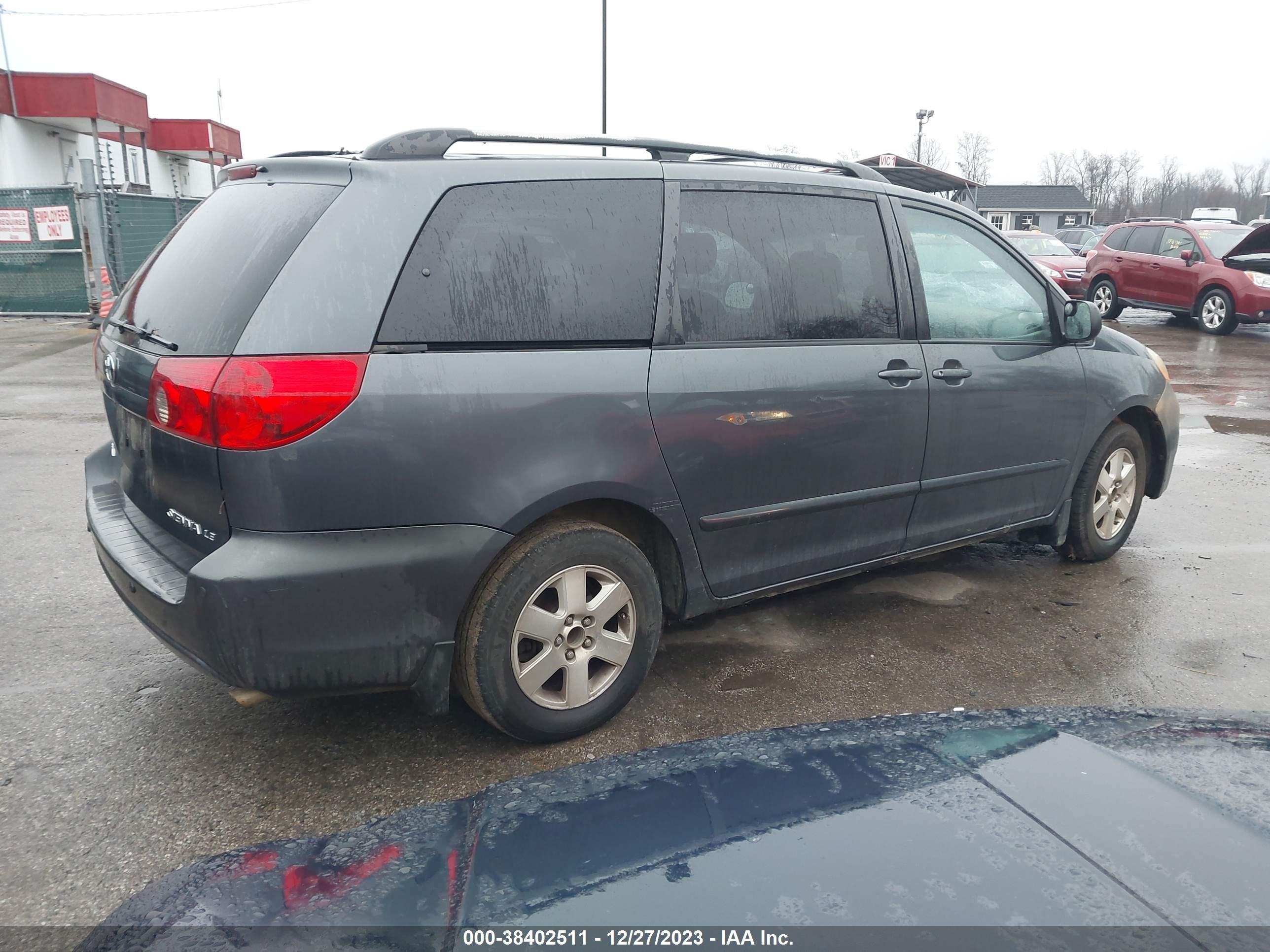 Photo 3 VIN: 5TDZK23C27S070495 - TOYOTA SIENNA 