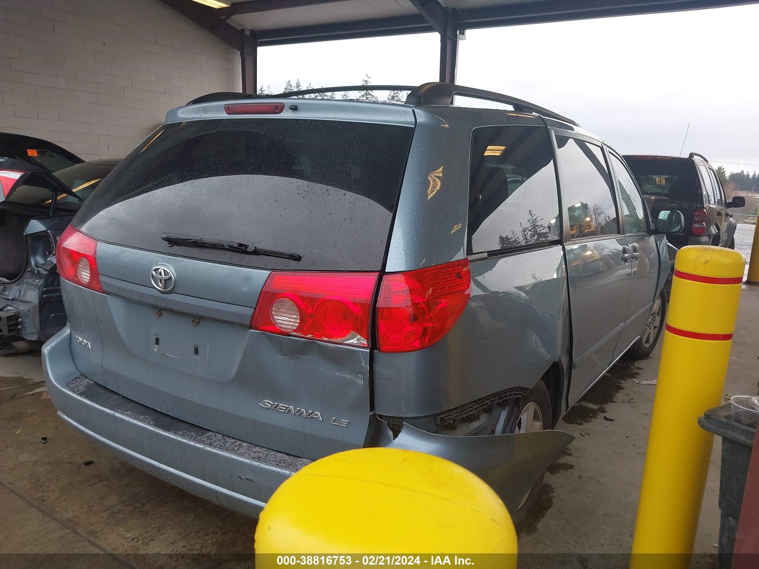 Photo 3 VIN: 5TDZK23C27S075535 - TOYOTA SIENNA 