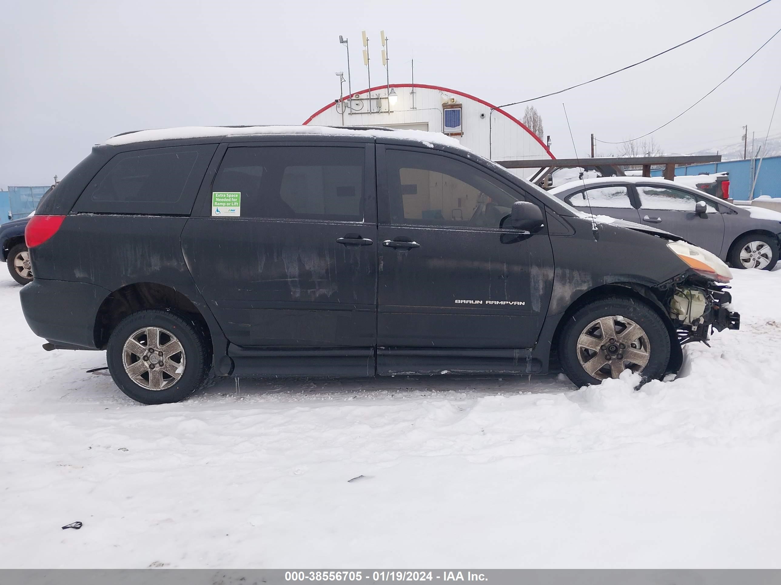 Photo 13 VIN: 5TDZK23C28S111788 - TOYOTA SIENNA 