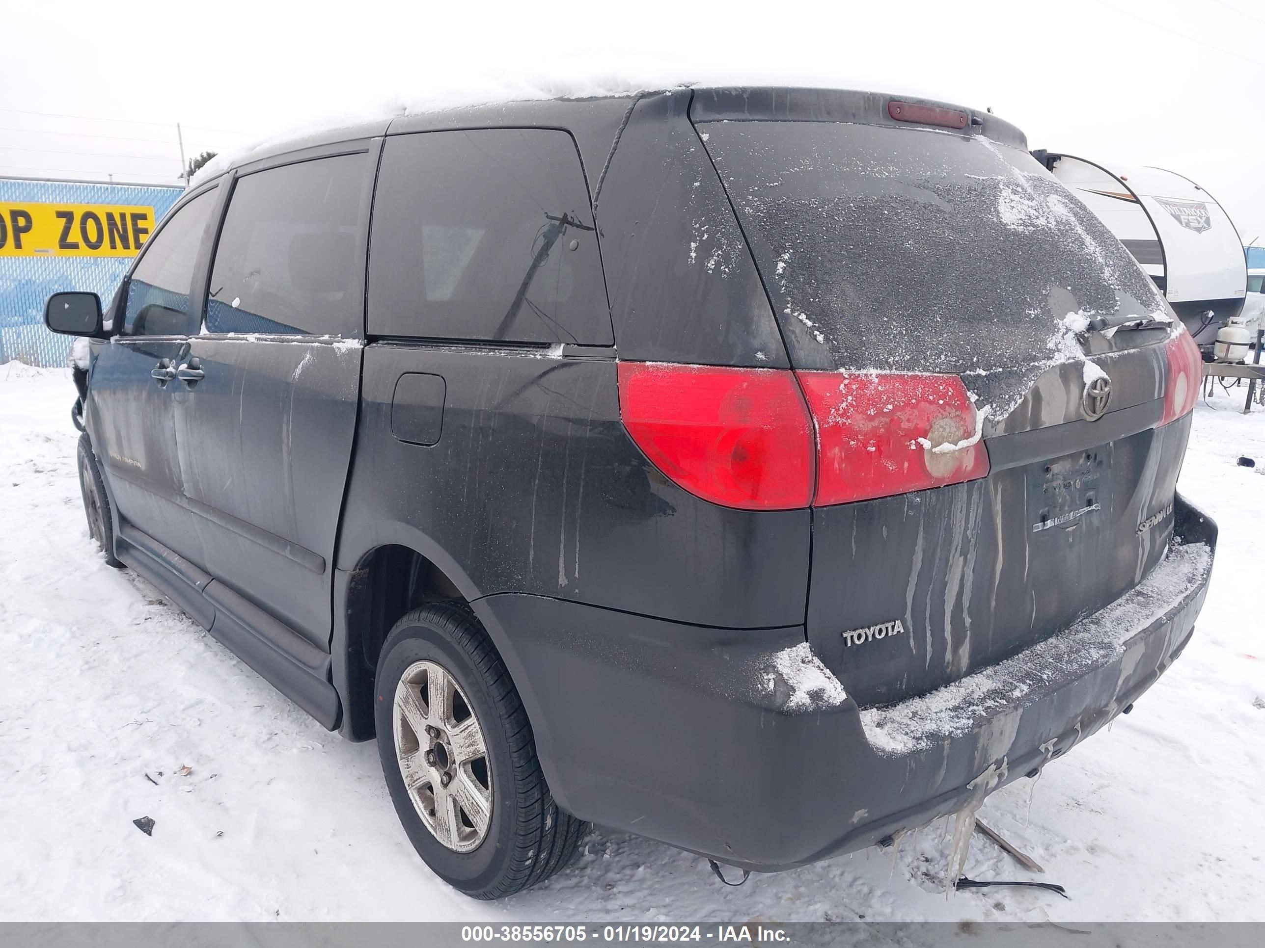 Photo 2 VIN: 5TDZK23C28S111788 - TOYOTA SIENNA 