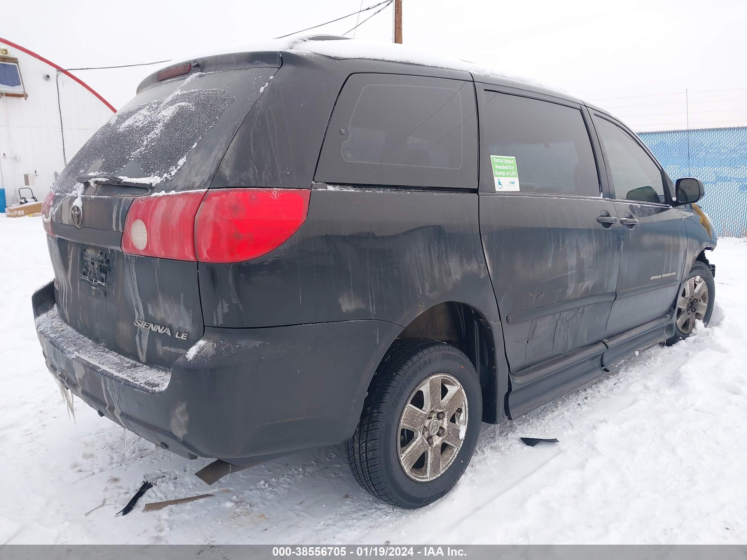 Photo 3 VIN: 5TDZK23C28S111788 - TOYOTA SIENNA 