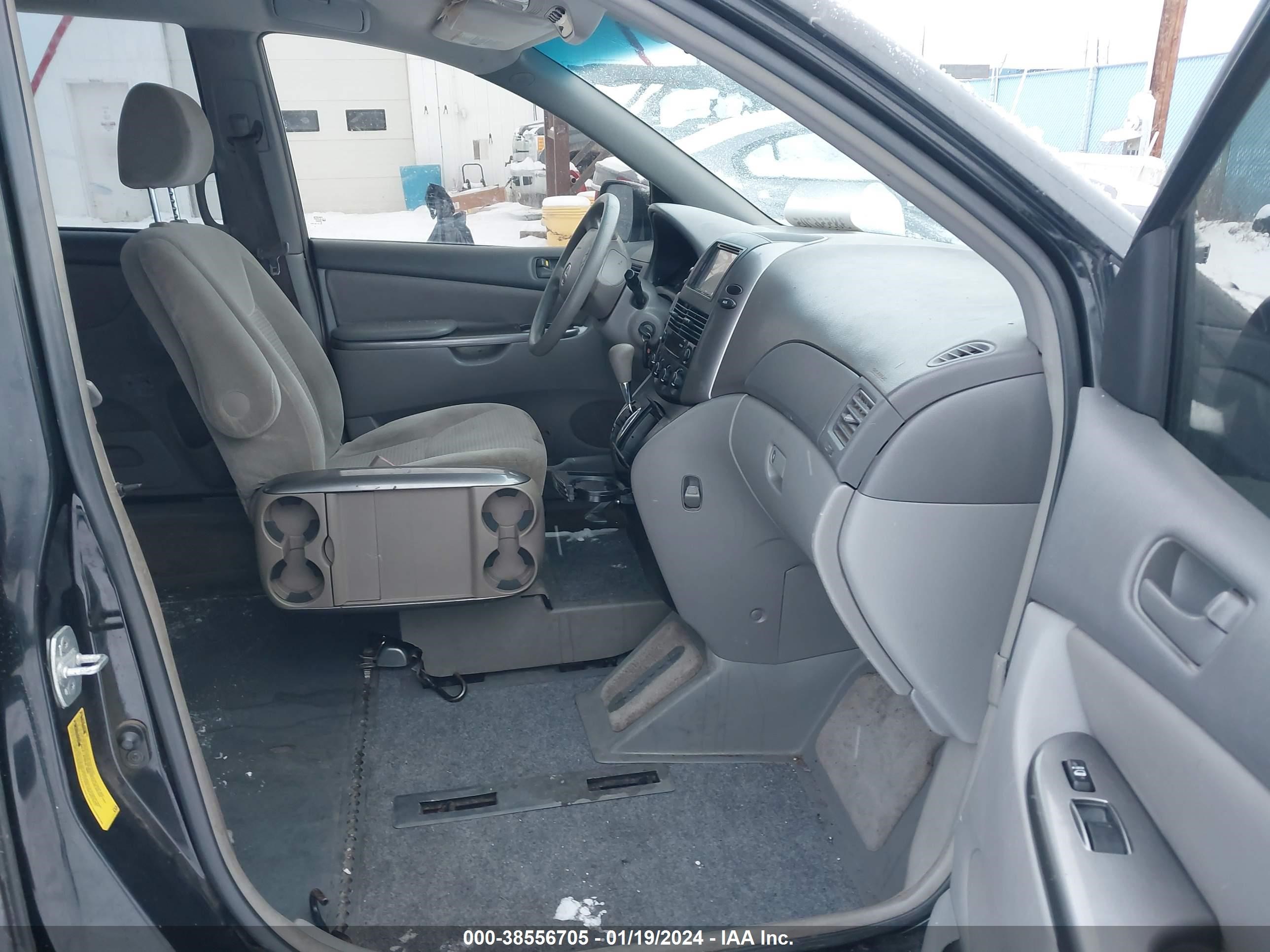 Photo 4 VIN: 5TDZK23C28S111788 - TOYOTA SIENNA 