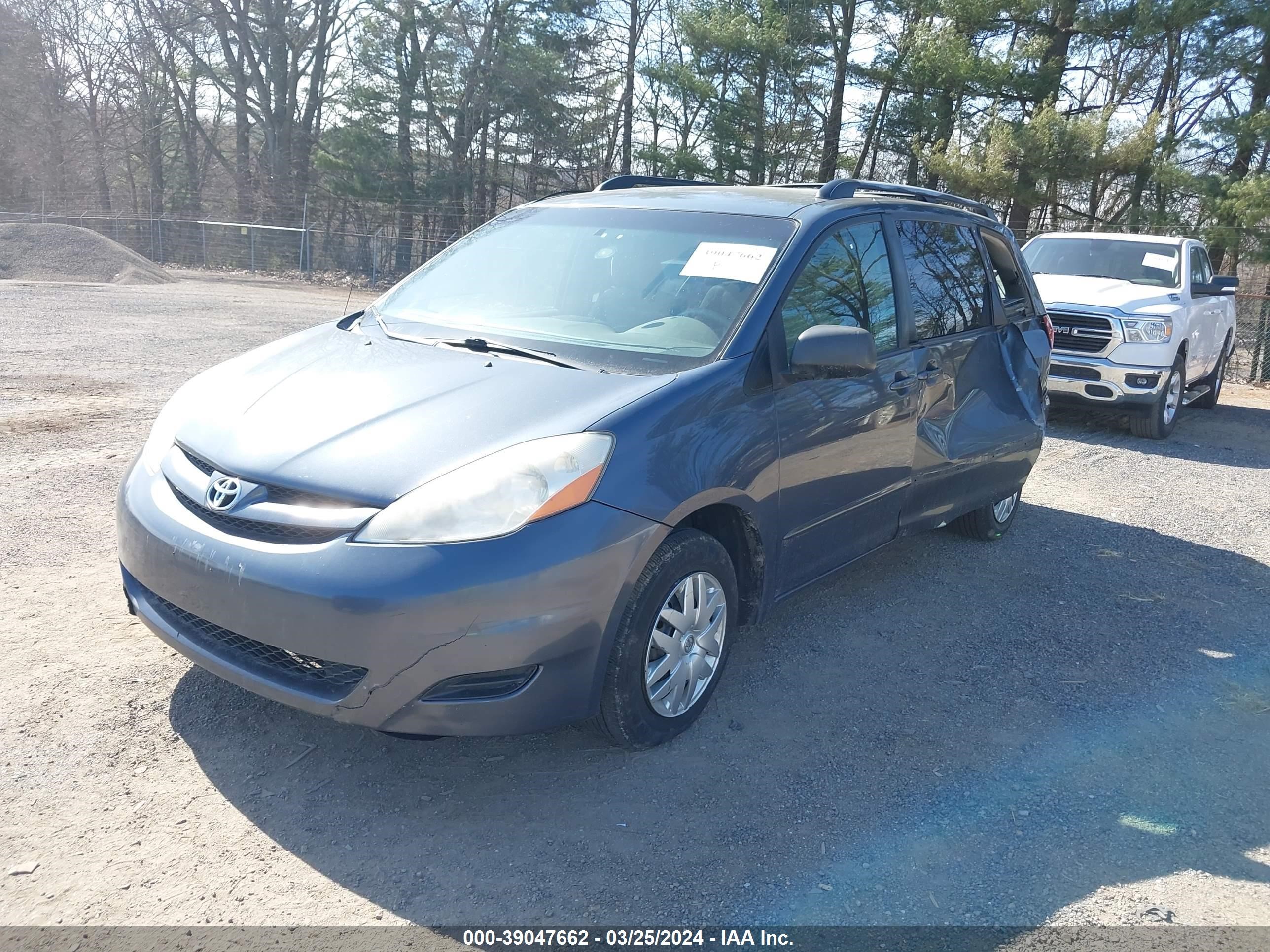 Photo 1 VIN: 5TDZK23C28S187950 - TOYOTA SIENNA 