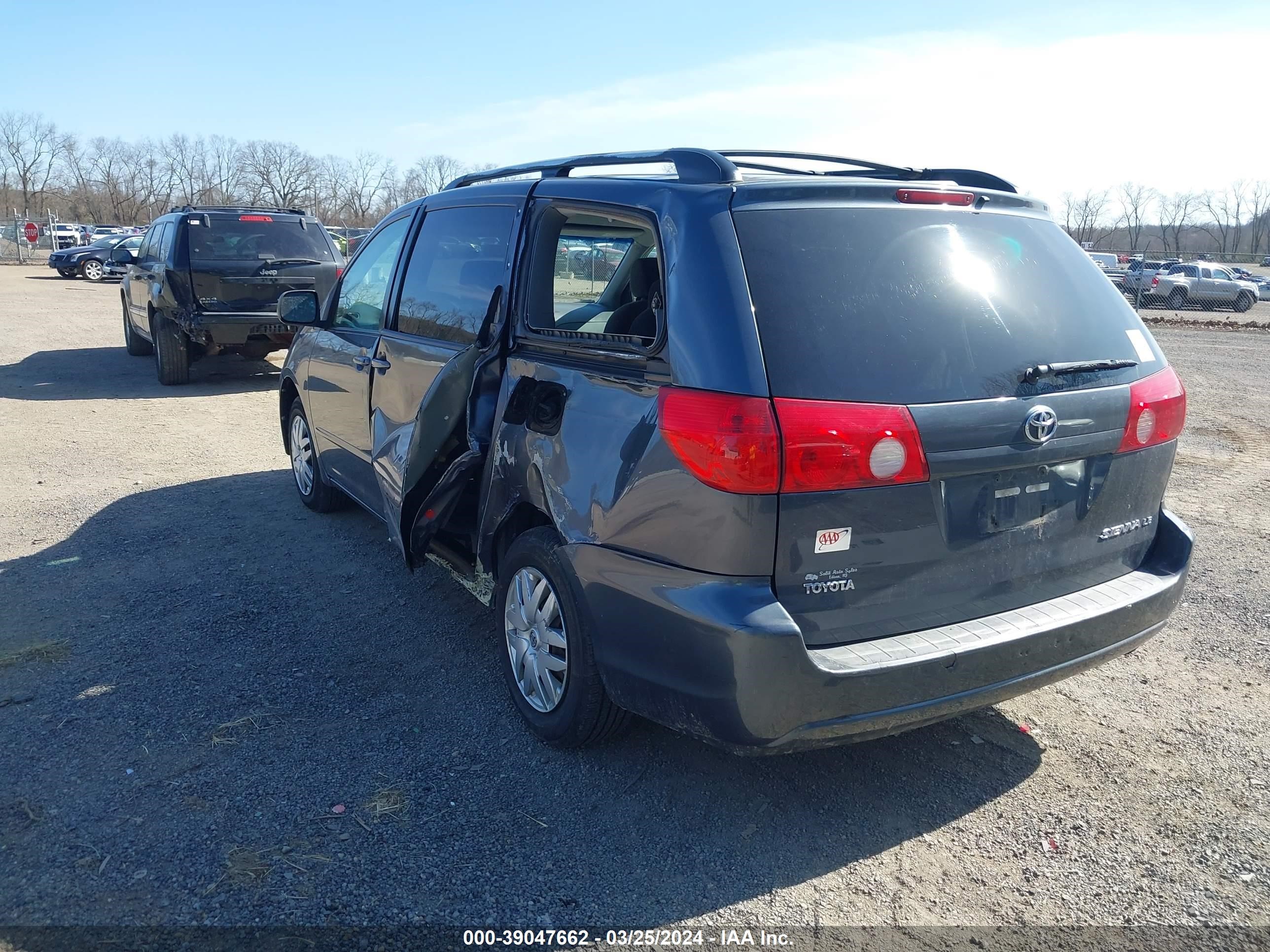 Photo 2 VIN: 5TDZK23C28S187950 - TOYOTA SIENNA 