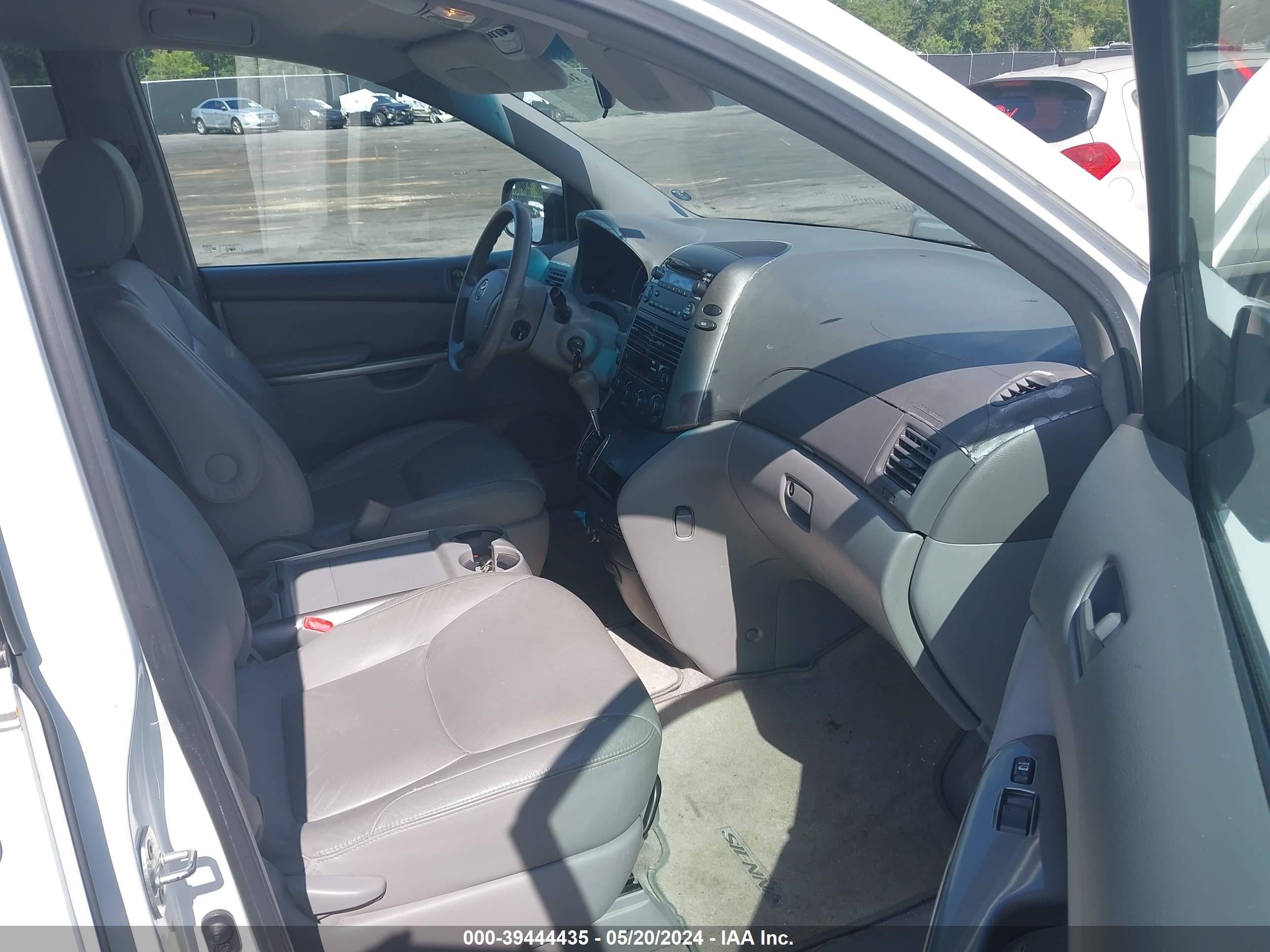 Photo 4 VIN: 5TDZK23C29S227767 - TOYOTA SIENNA 