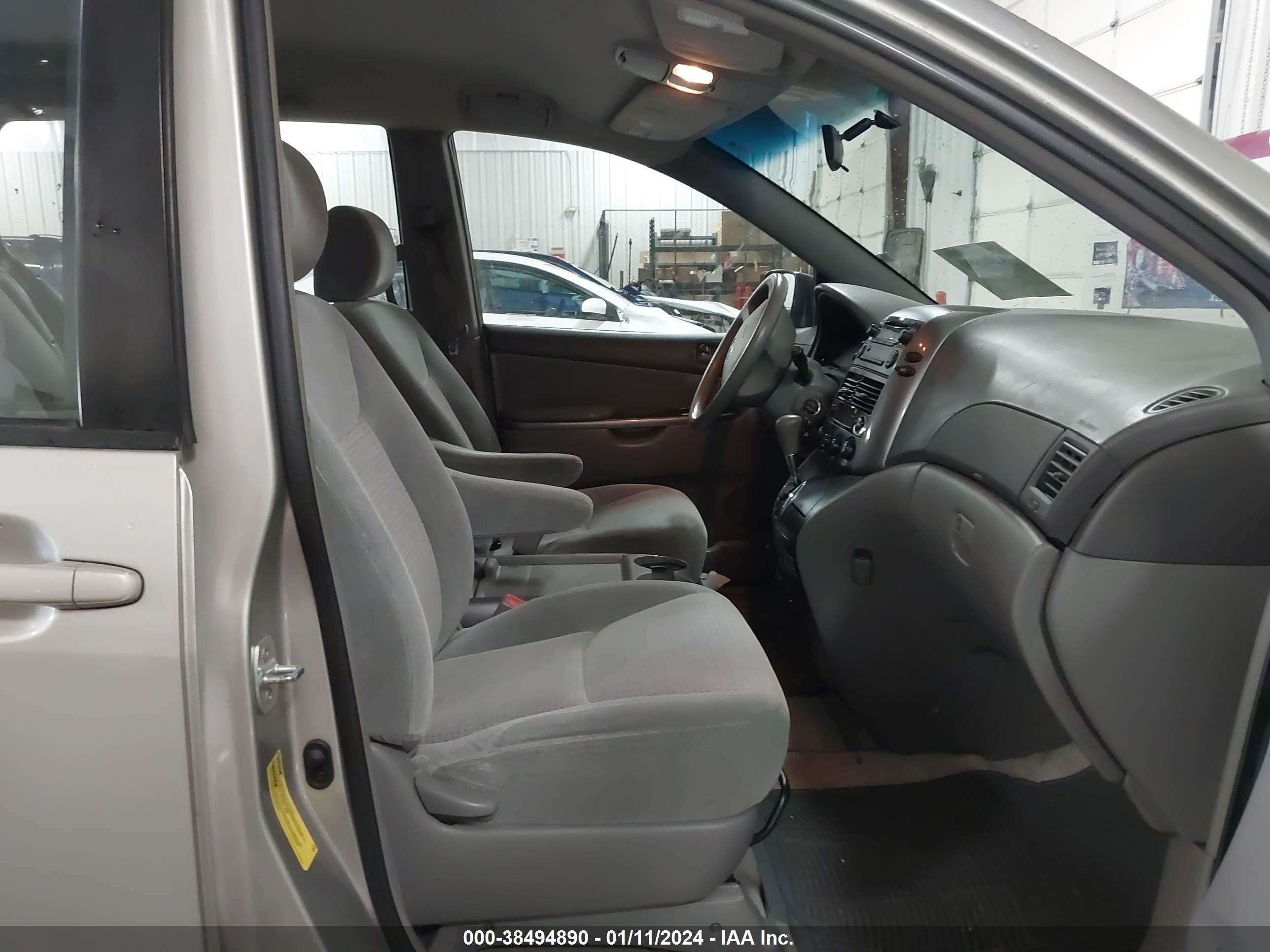 Photo 4 VIN: 5TDZK23C37S061661 - TOYOTA SIENNA 