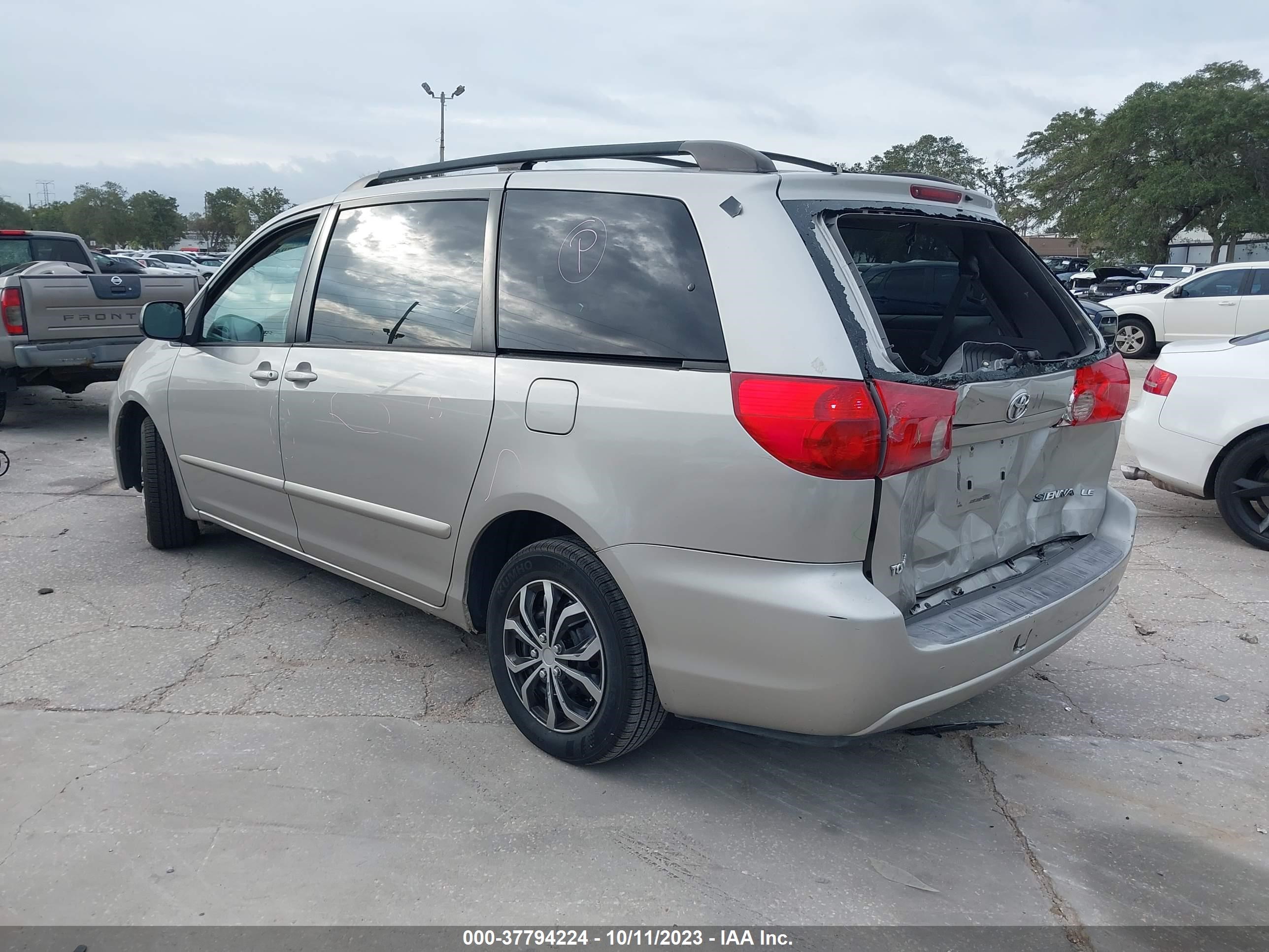 Photo 2 VIN: 5TDZK23C37S076824 - TOYOTA SIENNA 