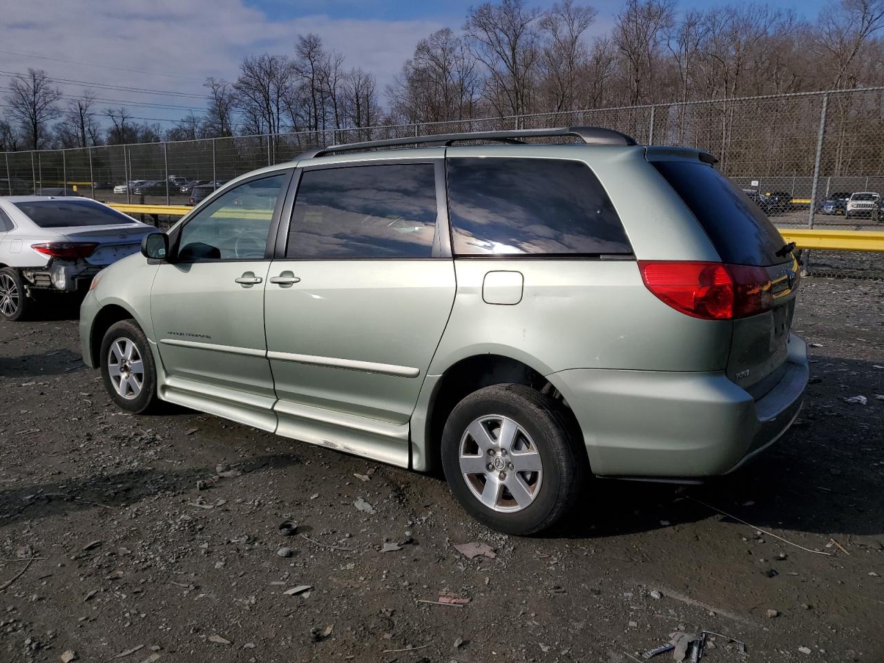 Photo 1 VIN: 5TDZK23C47S000786 - TOYOTA SIENNA 