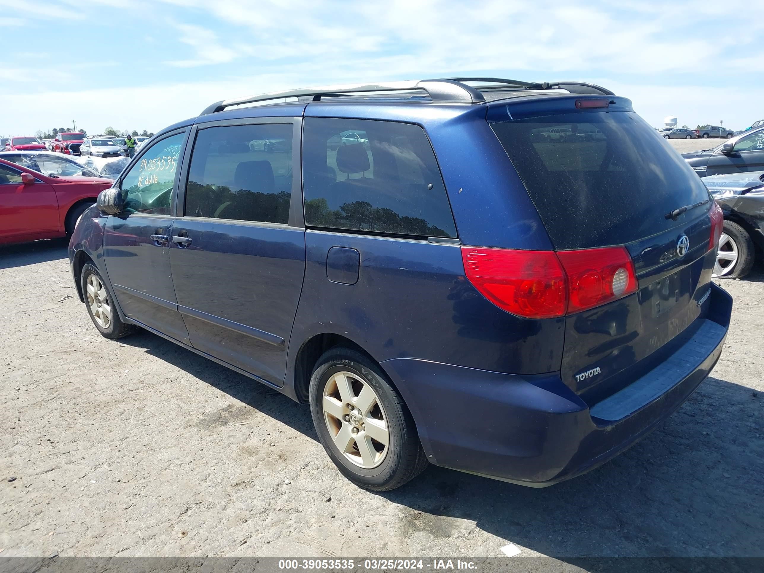 Photo 2 VIN: 5TDZK23C47S020309 - TOYOTA SIENNA 