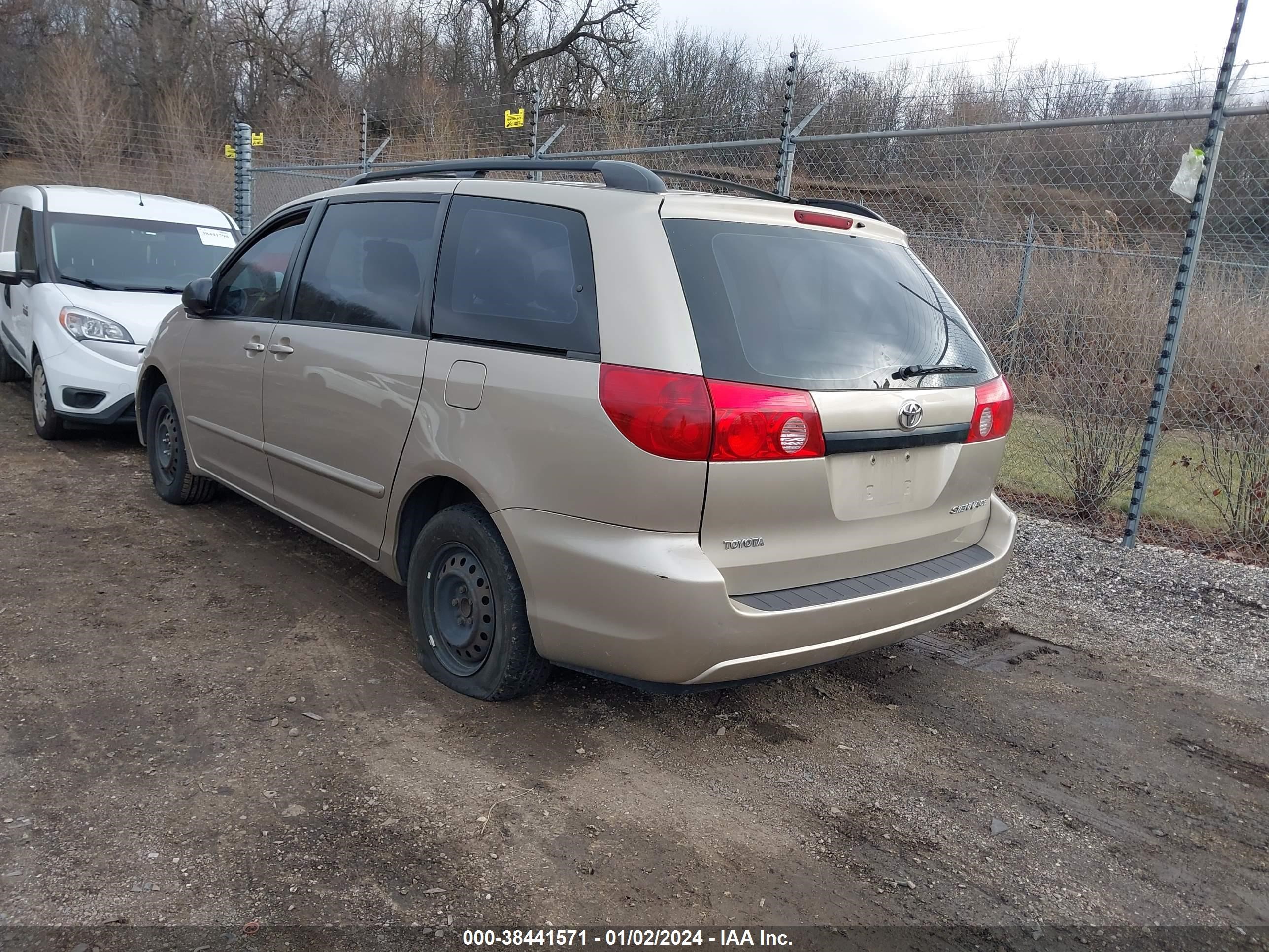 Photo 2 VIN: 5TDZK23C47S051608 - TOYOTA SIENNA 