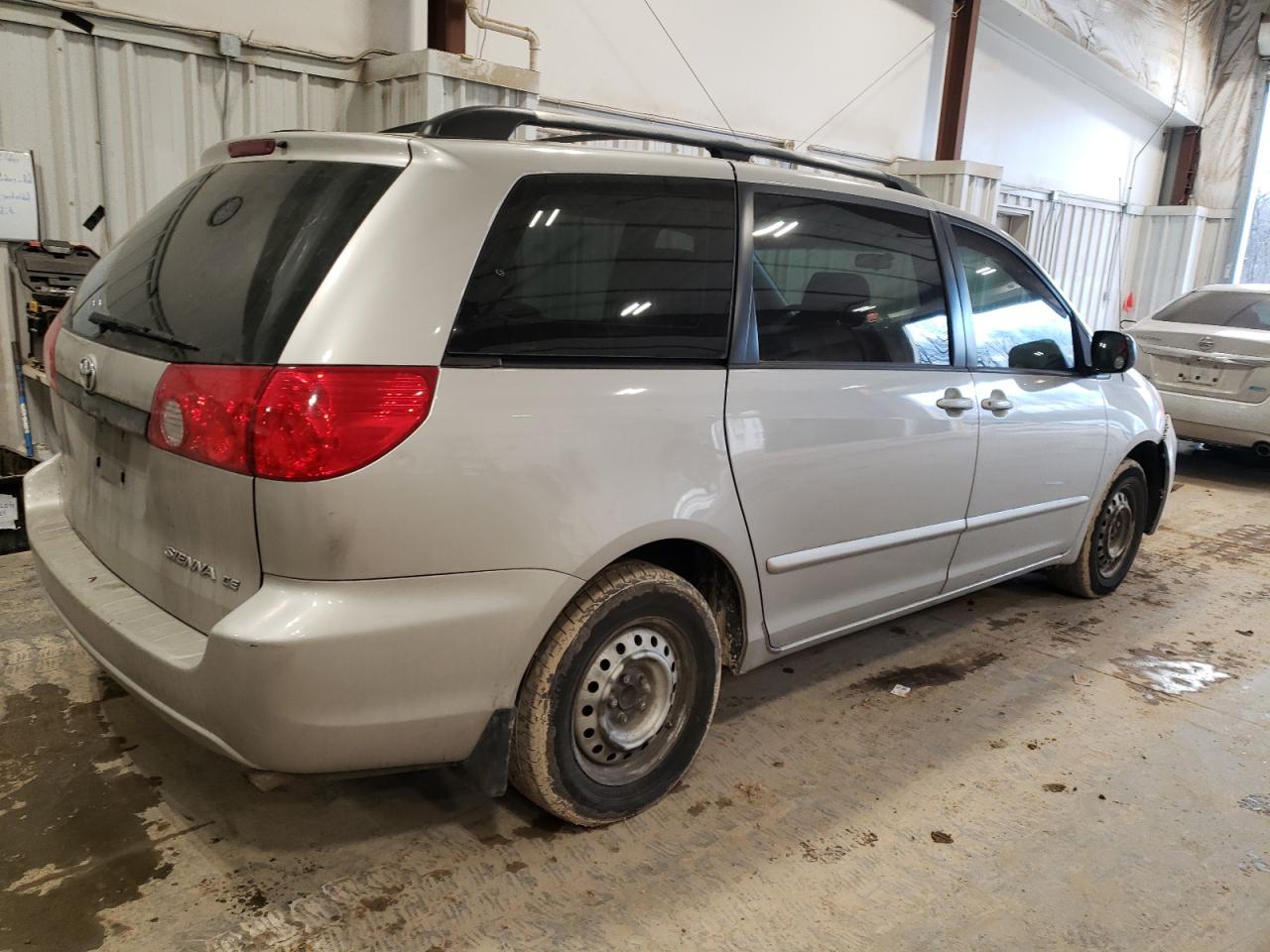 Photo 2 VIN: 5TDZK23C47S063905 - TOYOTA SIENNA 