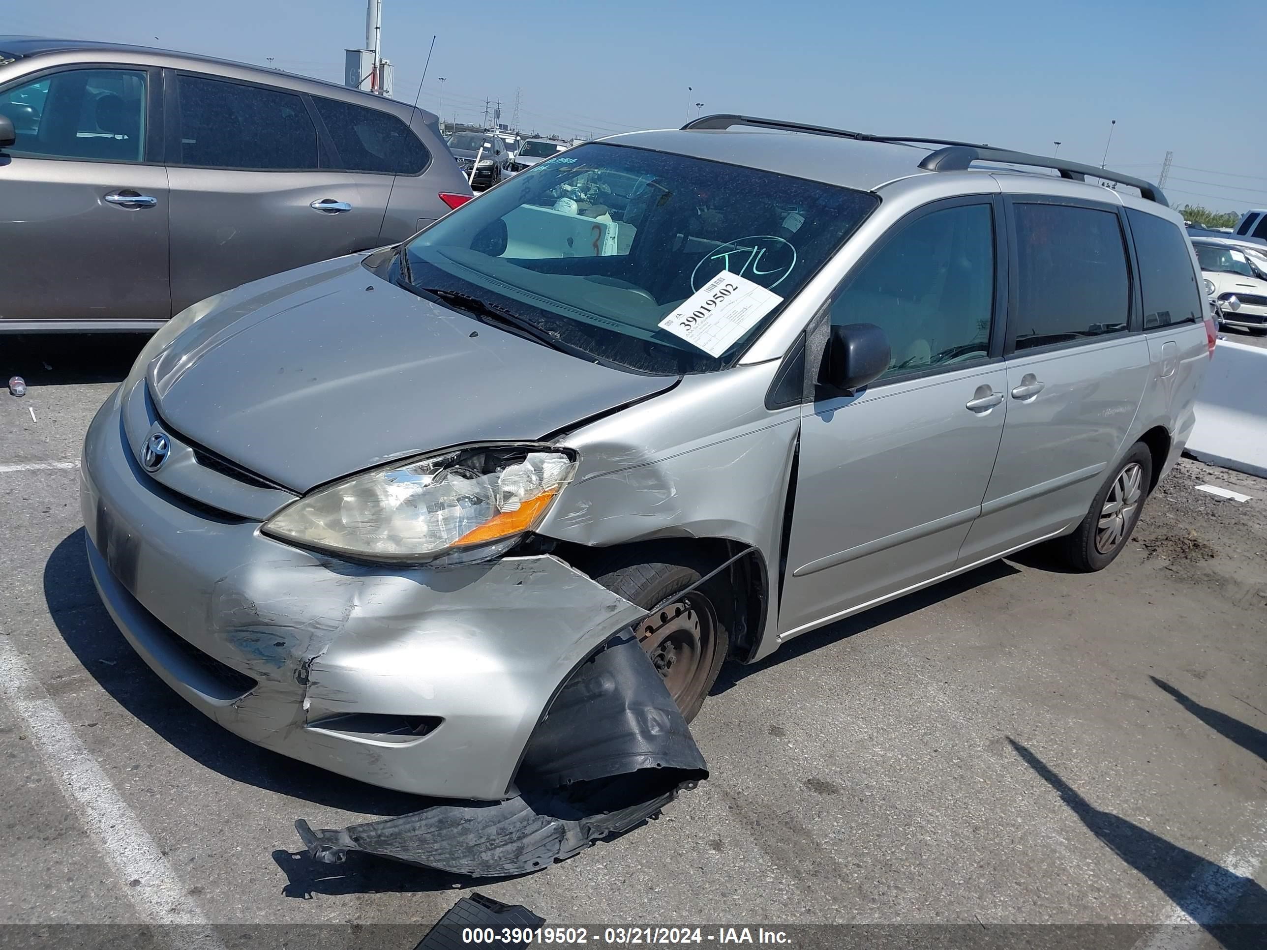 Photo 1 VIN: 5TDZK23C57S010002 - TOYOTA SIENNA 