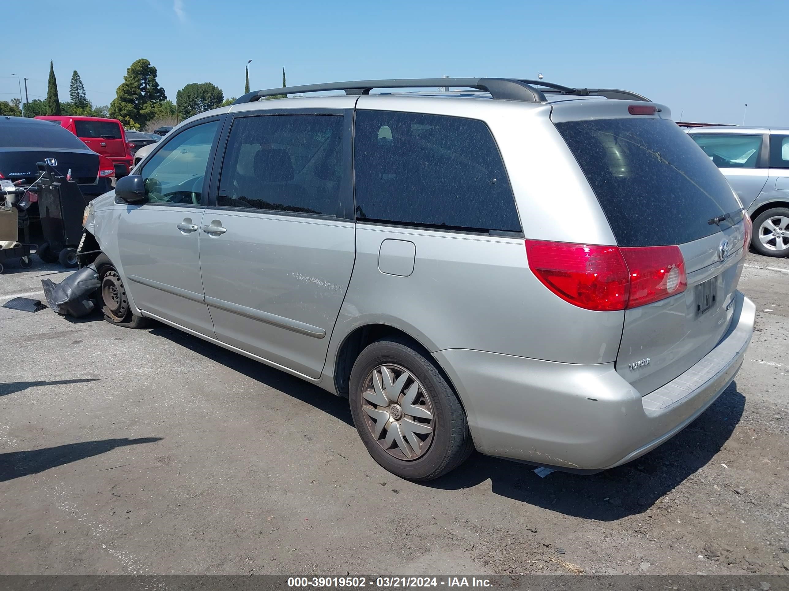 Photo 2 VIN: 5TDZK23C57S010002 - TOYOTA SIENNA 