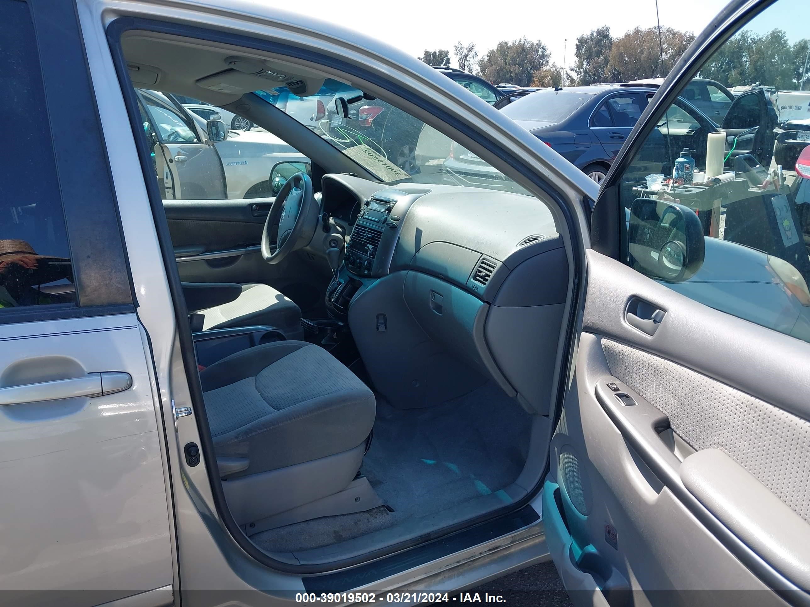 Photo 4 VIN: 5TDZK23C57S010002 - TOYOTA SIENNA 