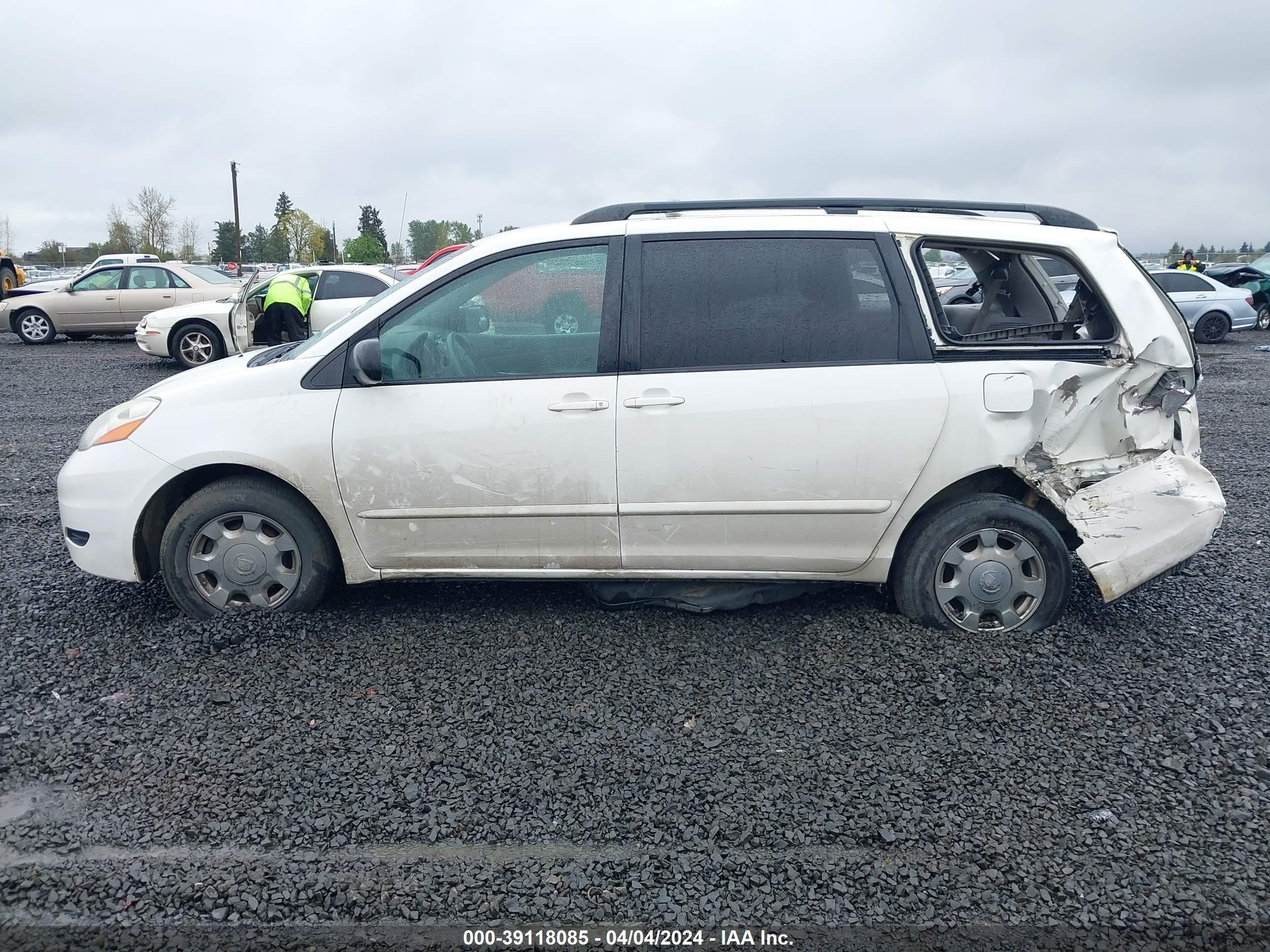 Photo 14 VIN: 5TDZK23C58S140637 - TOYOTA SIENNA 