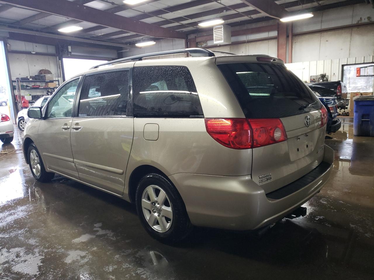 Photo 1 VIN: 5TDZK23C58S212873 - TOYOTA SIENNA 