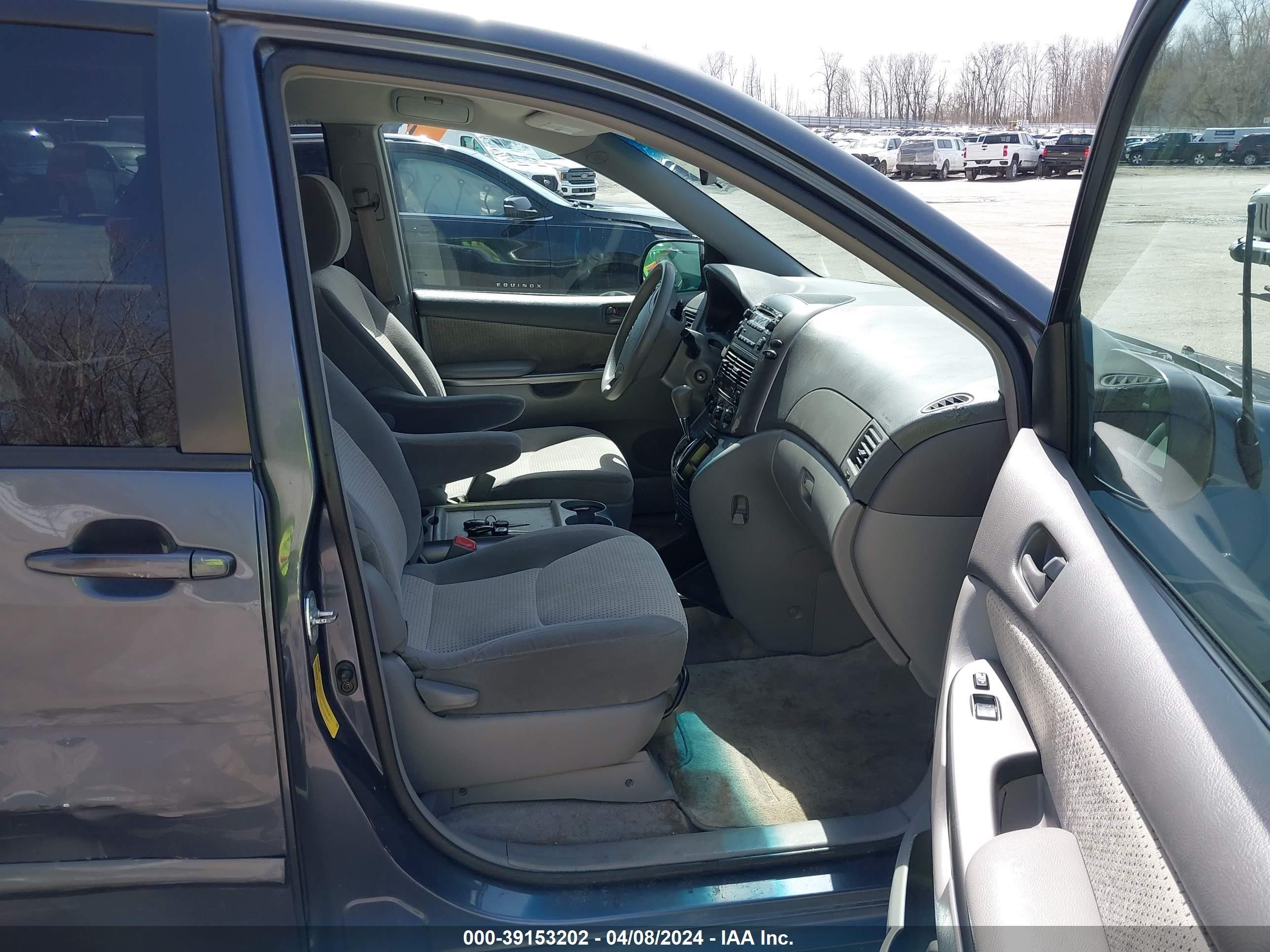 Photo 4 VIN: 5TDZK23C59S228198 - TOYOTA SIENNA 