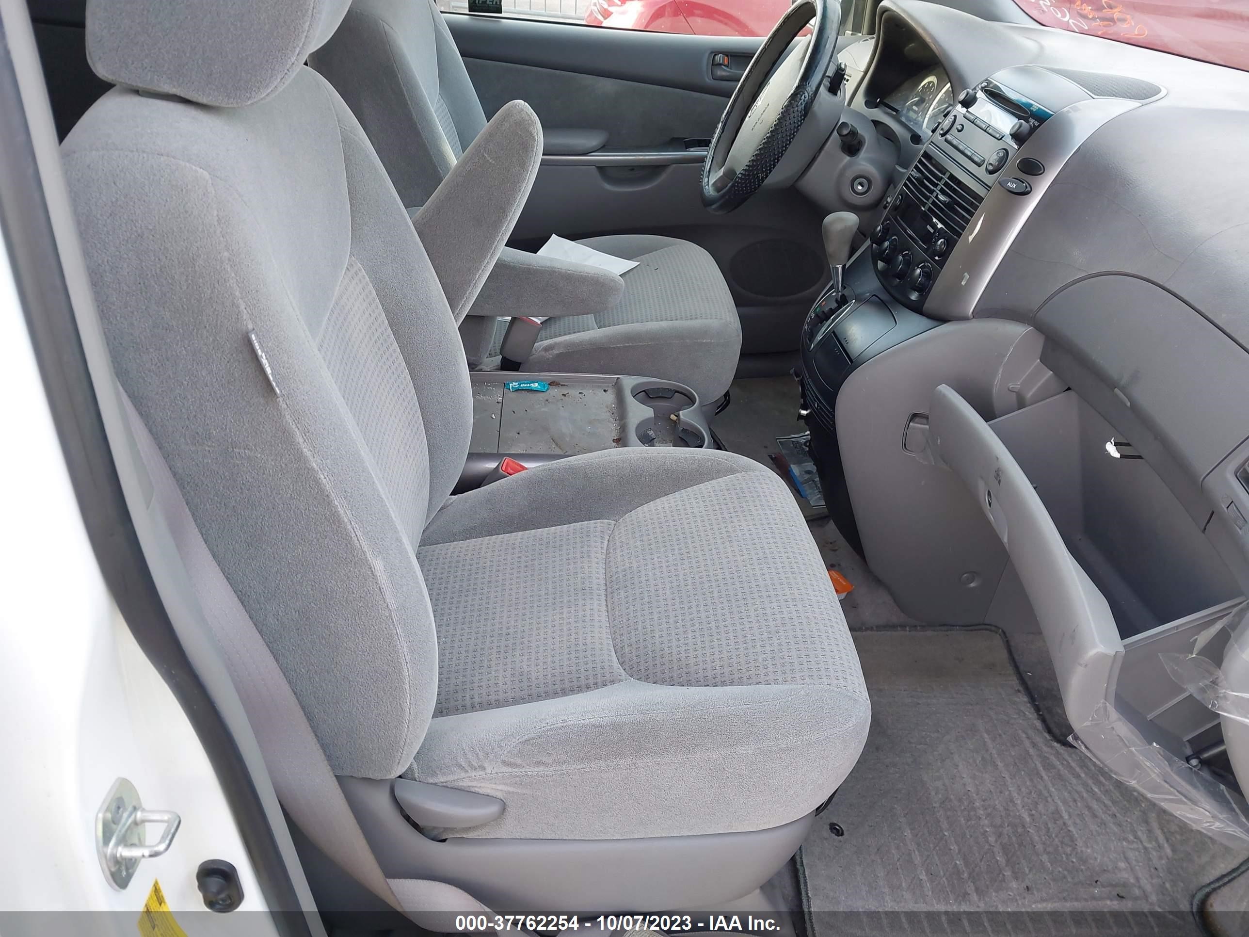 Photo 4 VIN: 5TDZK23C59S265638 - TOYOTA SIENNA 