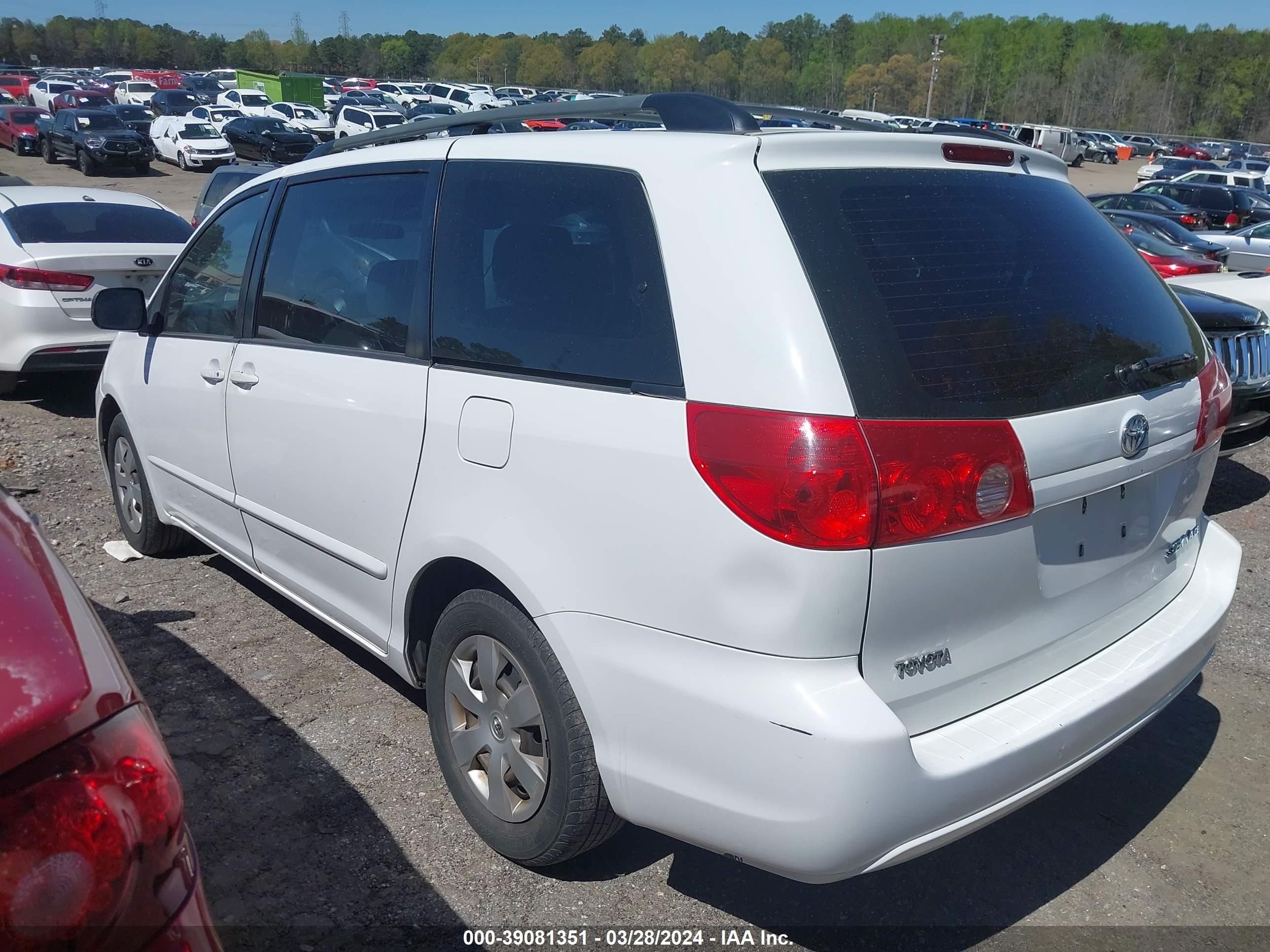 Photo 2 VIN: 5TDZK23C68S110269 - TOYOTA SIENNA 