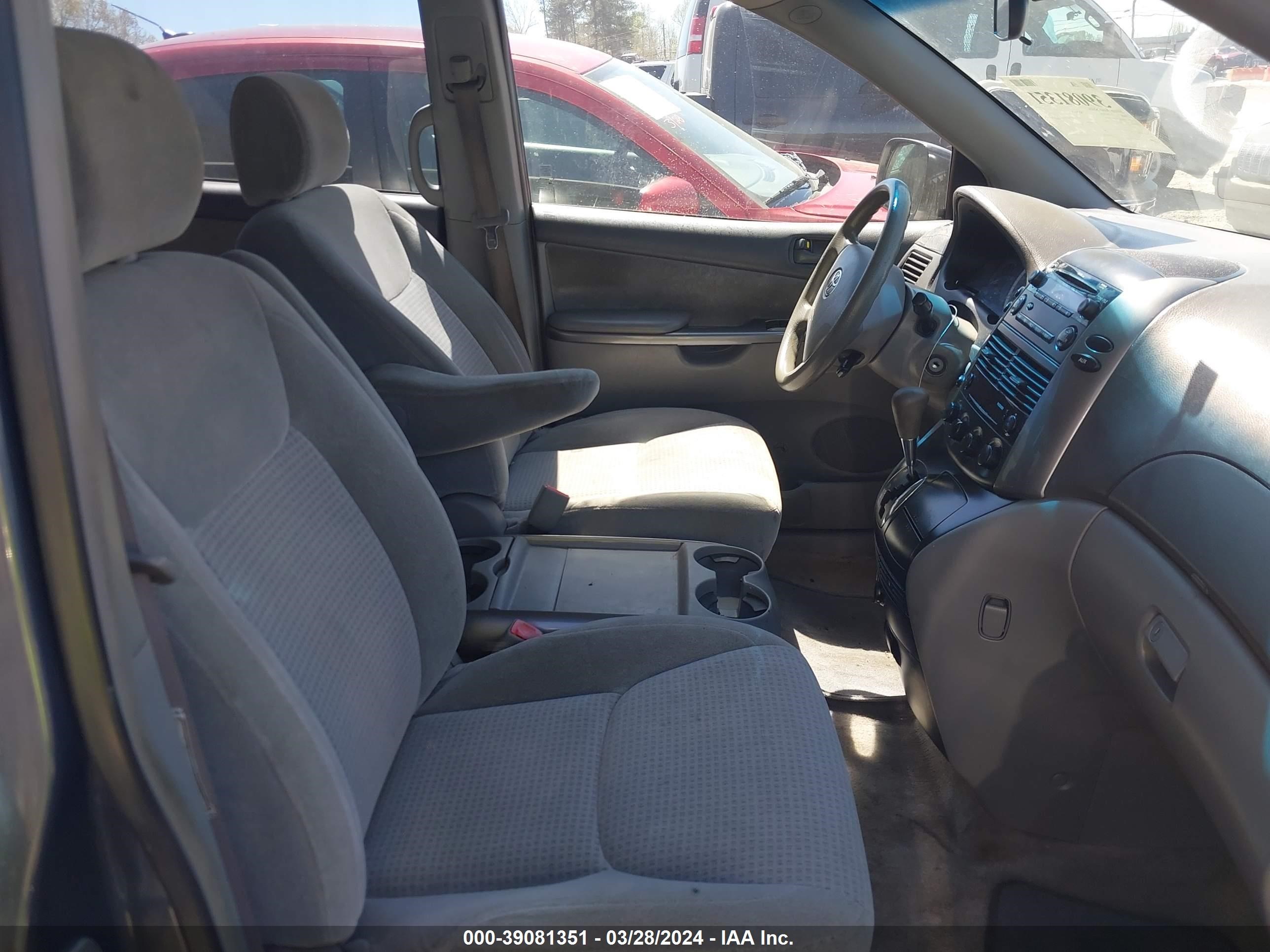 Photo 4 VIN: 5TDZK23C68S110269 - TOYOTA SIENNA 