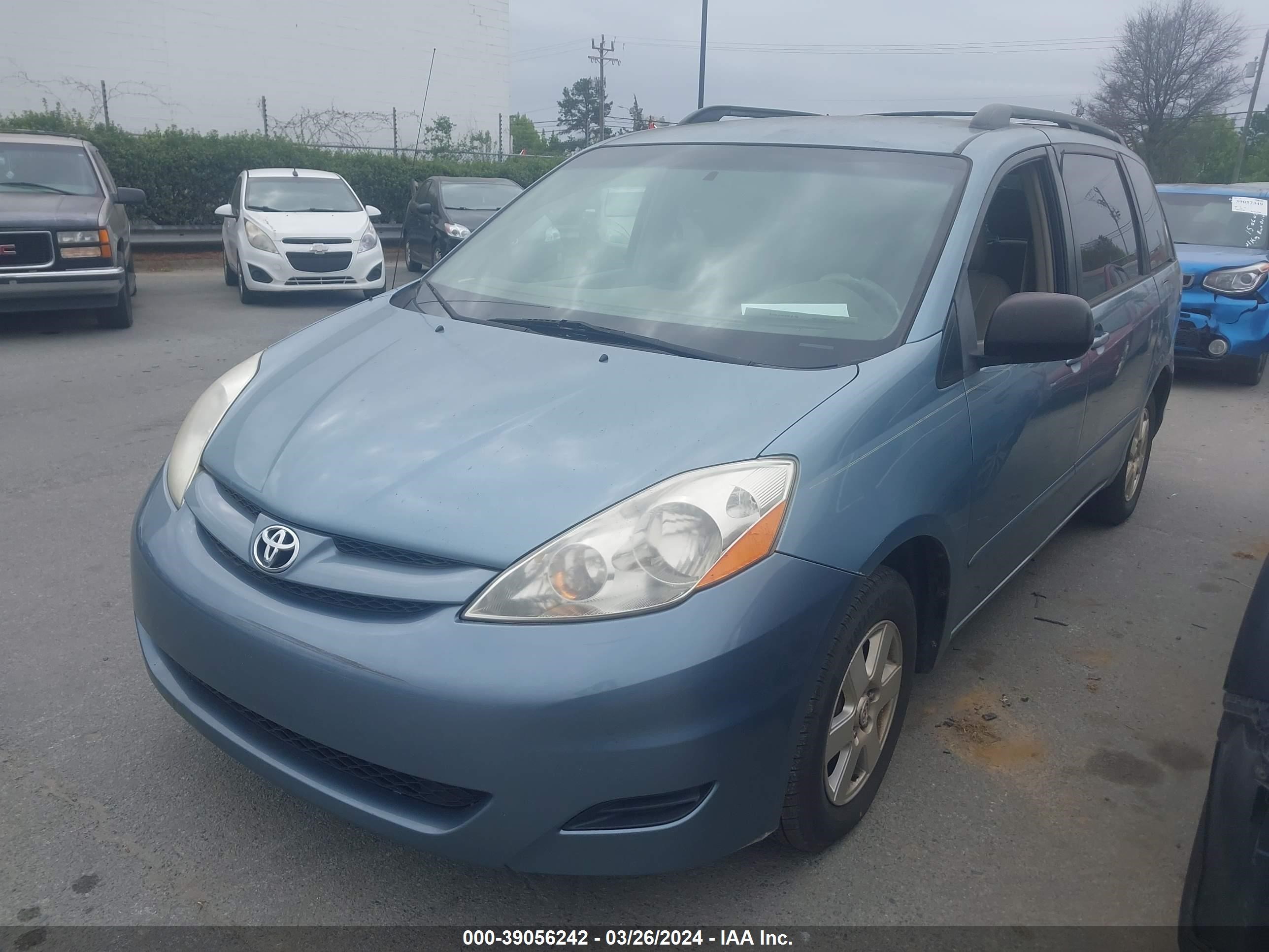 Photo 1 VIN: 5TDZK23C68S117853 - TOYOTA SIENNA 