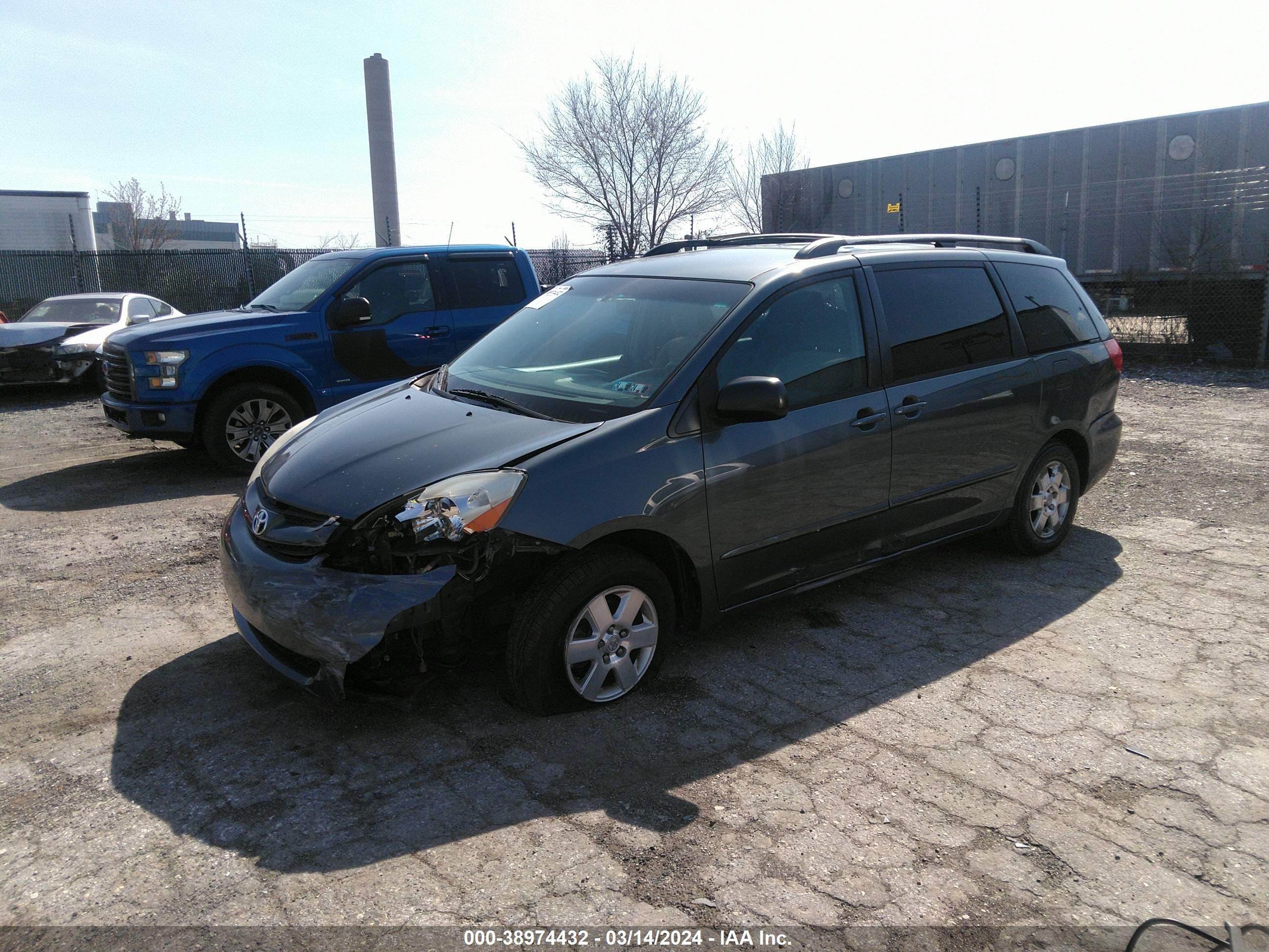 Photo 1 VIN: 5TDZK23C68S145880 - TOYOTA SIENNA 