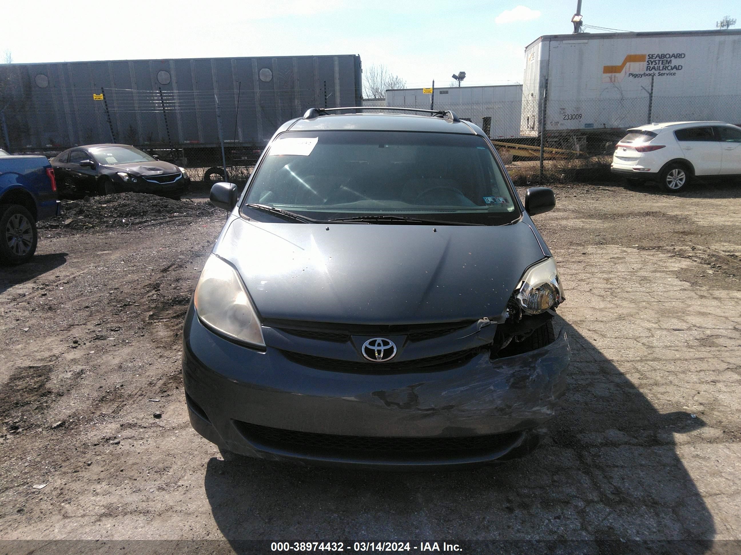 Photo 12 VIN: 5TDZK23C68S145880 - TOYOTA SIENNA 