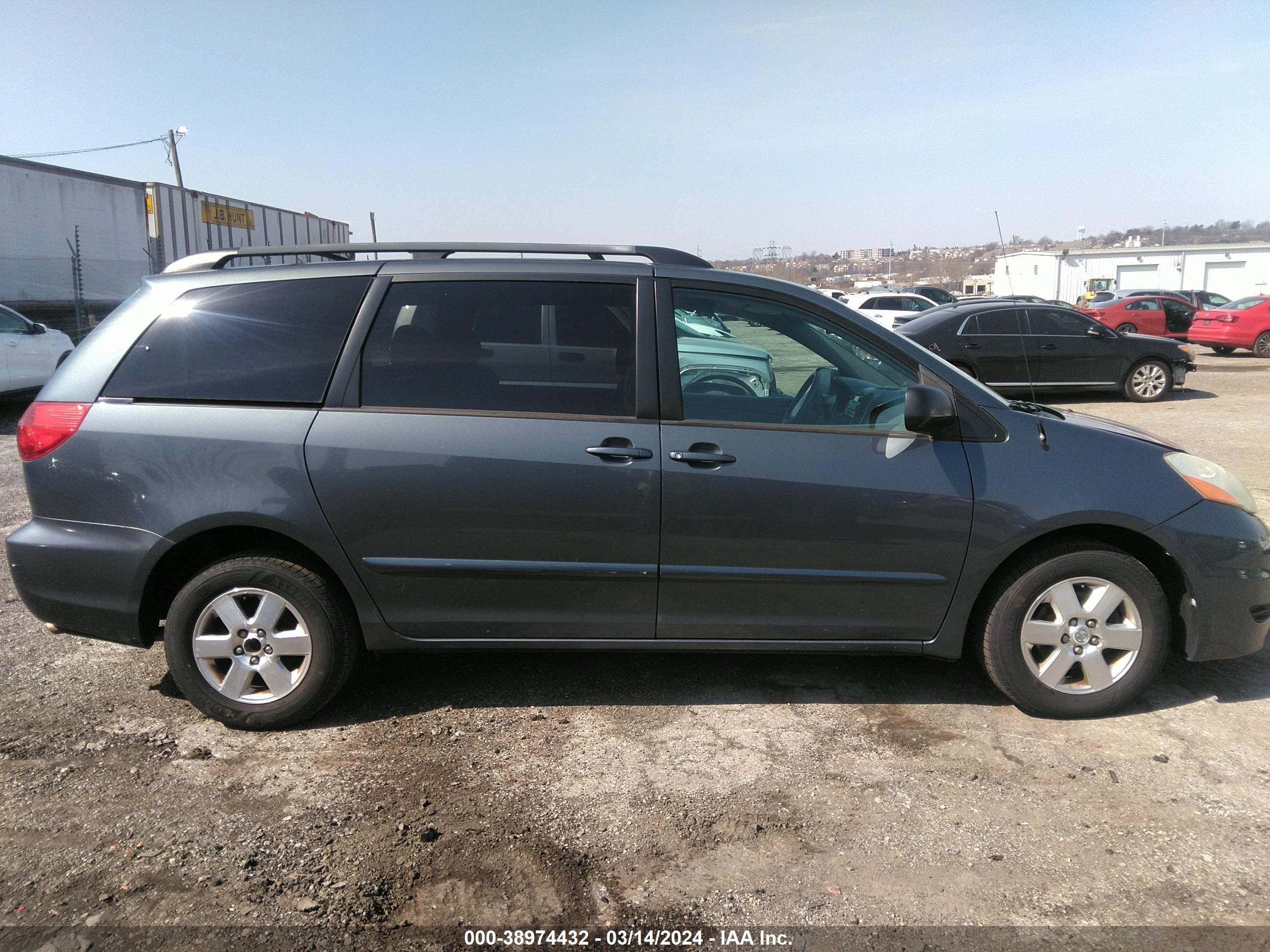 Photo 13 VIN: 5TDZK23C68S145880 - TOYOTA SIENNA 