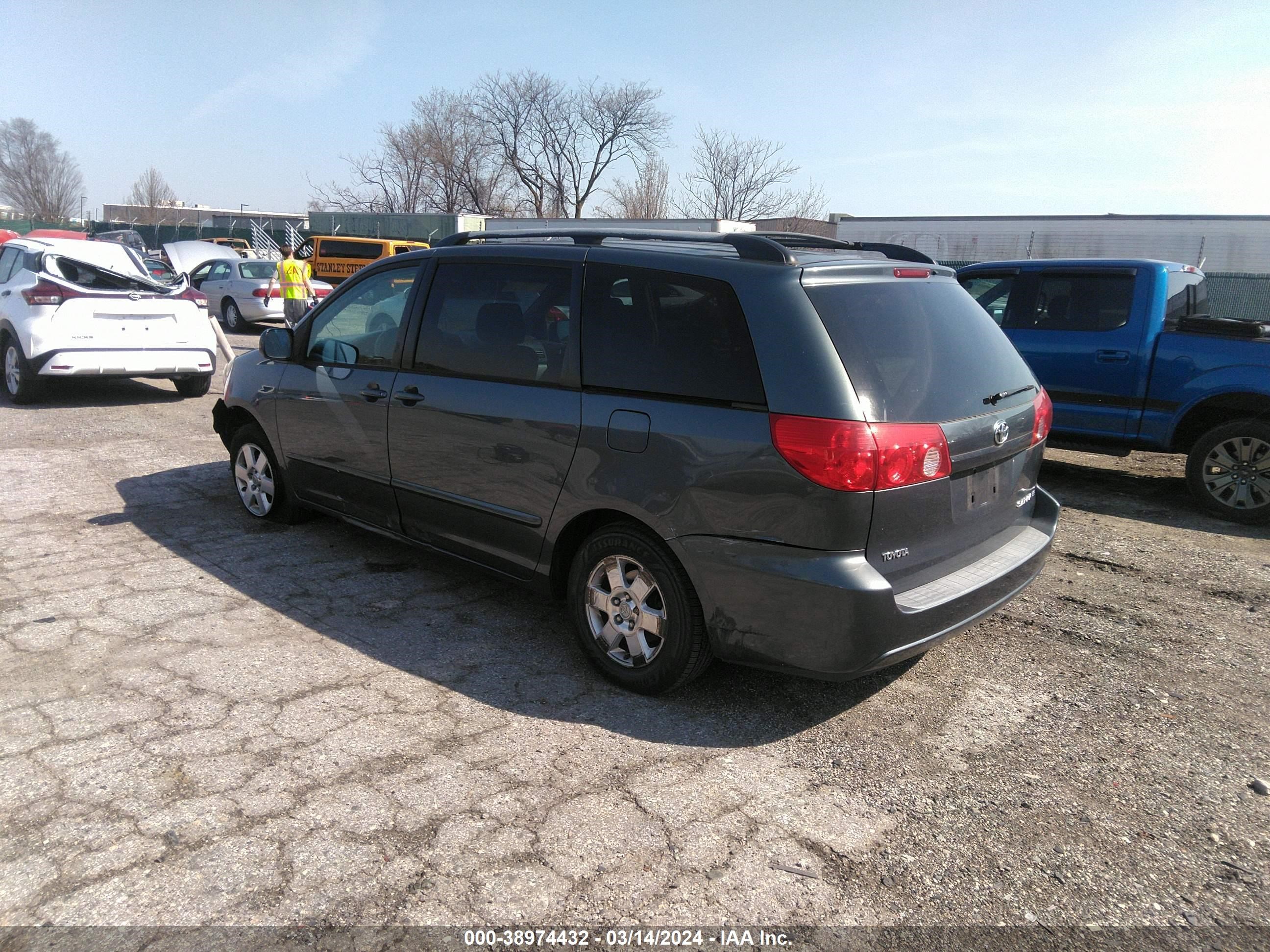 Photo 2 VIN: 5TDZK23C68S145880 - TOYOTA SIENNA 