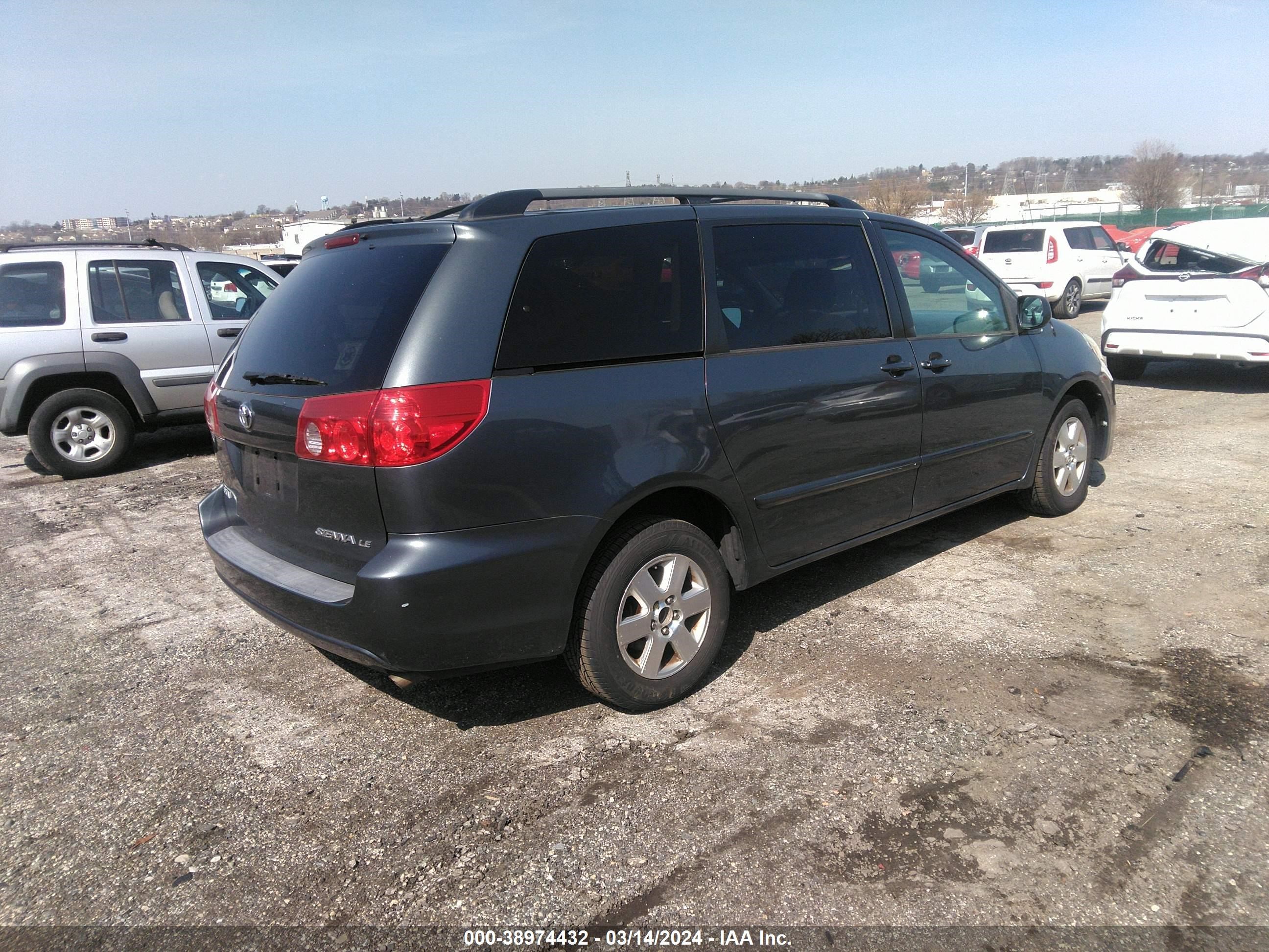 Photo 3 VIN: 5TDZK23C68S145880 - TOYOTA SIENNA 