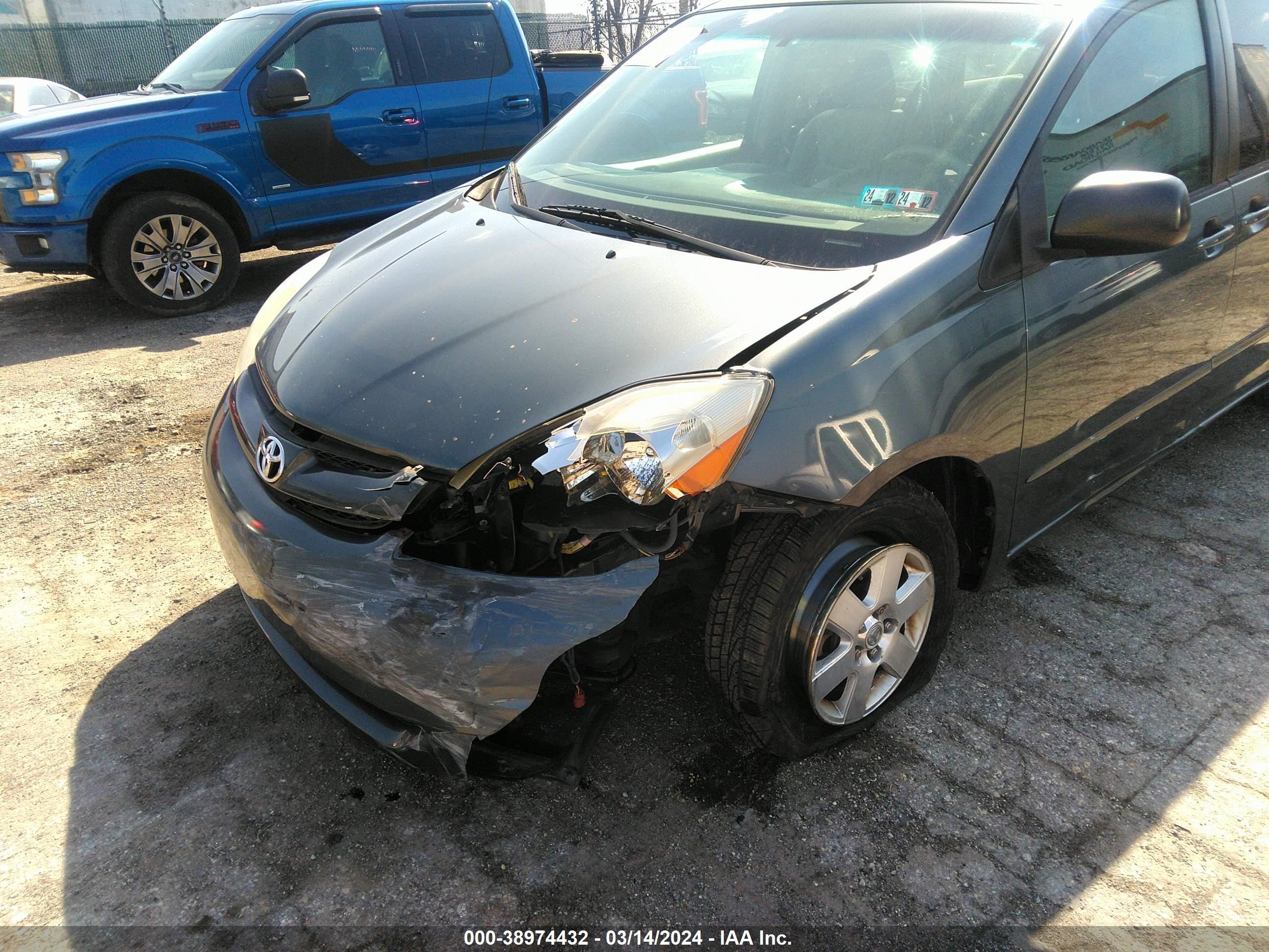 Photo 5 VIN: 5TDZK23C68S145880 - TOYOTA SIENNA 