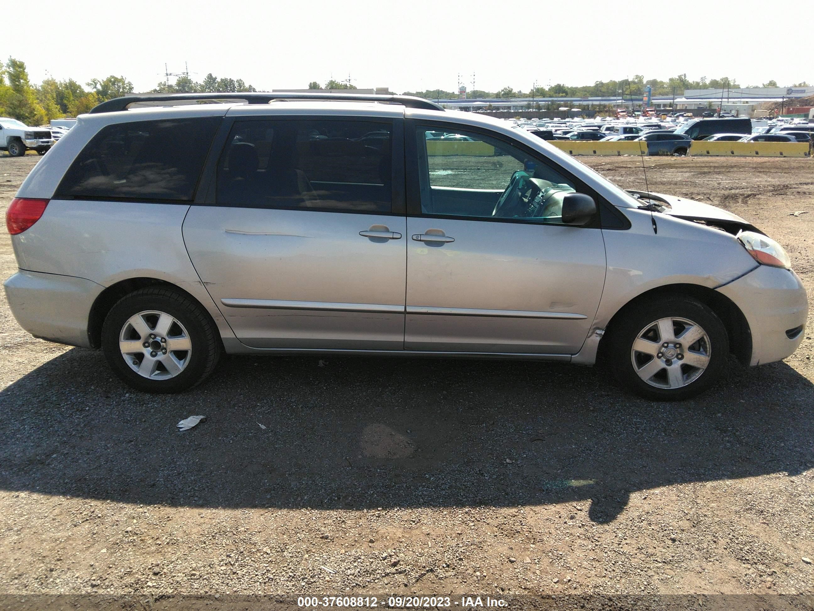 Photo 12 VIN: 5TDZK23C68S207228 - TOYOTA SIENNA 