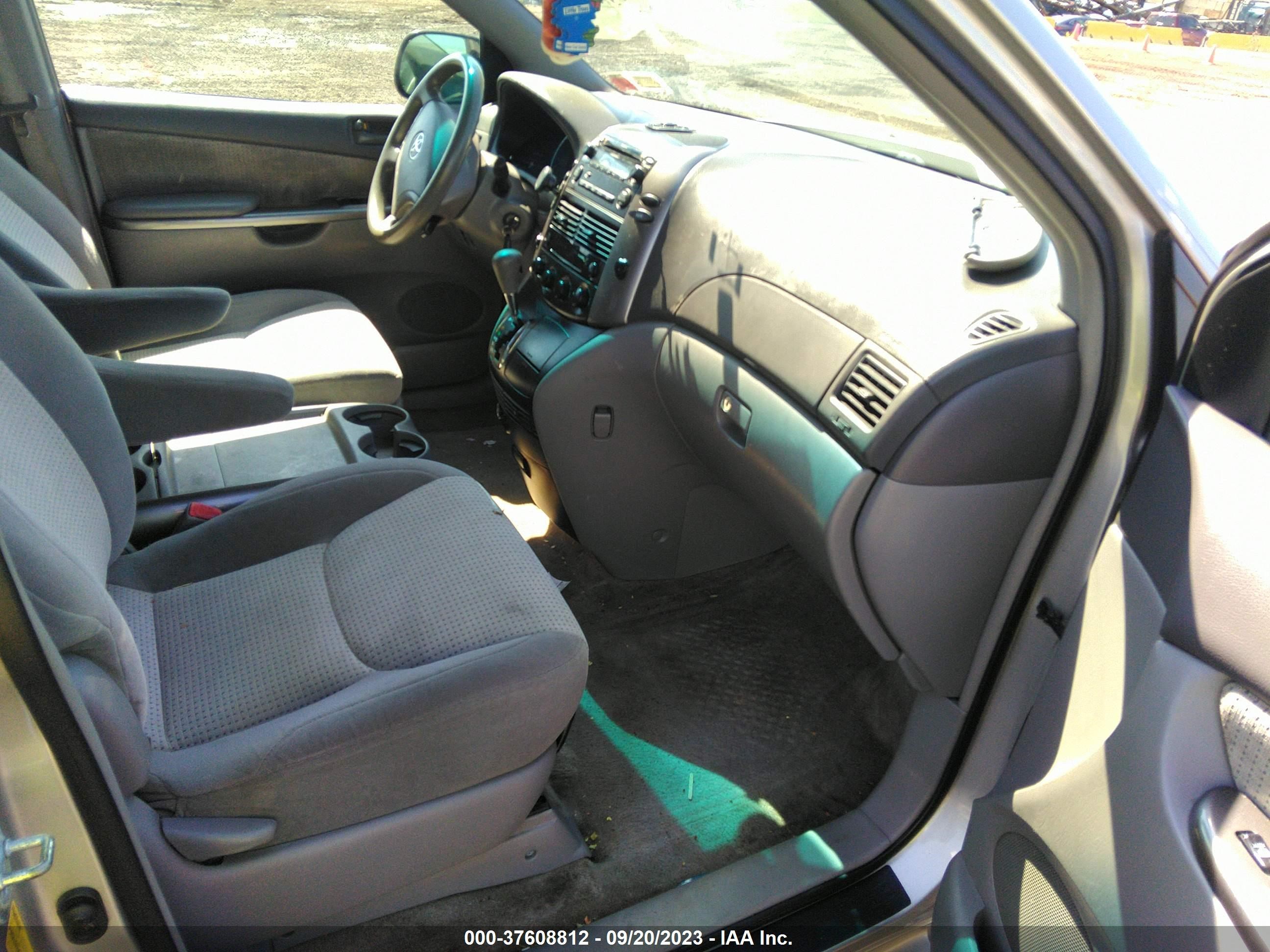 Photo 4 VIN: 5TDZK23C68S207228 - TOYOTA SIENNA 