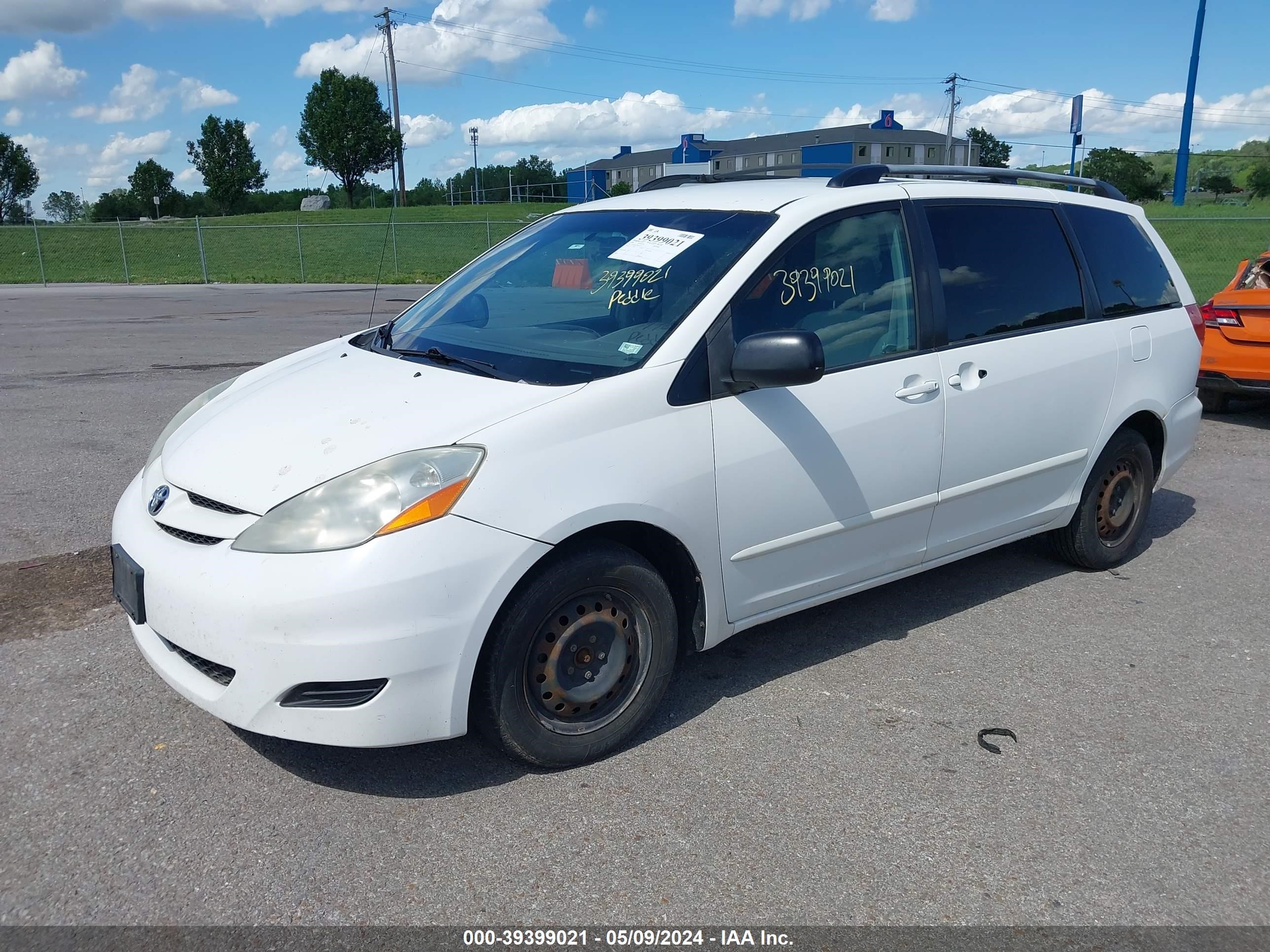 Photo 1 VIN: 5TDZK23C68S212655 - TOYOTA SIENNA 