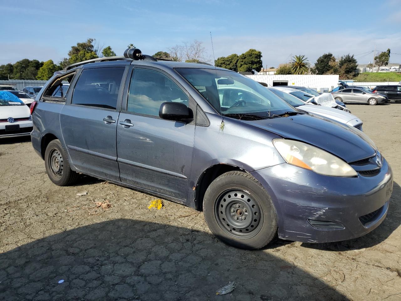 Photo 3 VIN: 5TDZK23C78S107638 - TOYOTA SIENNA 