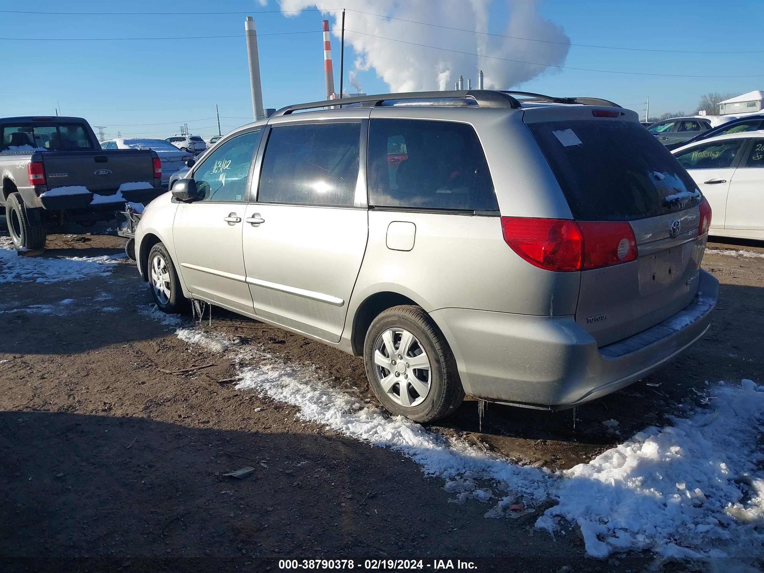 Photo 2 VIN: 5TDZK23C79S249506 - TOYOTA SIENNA 