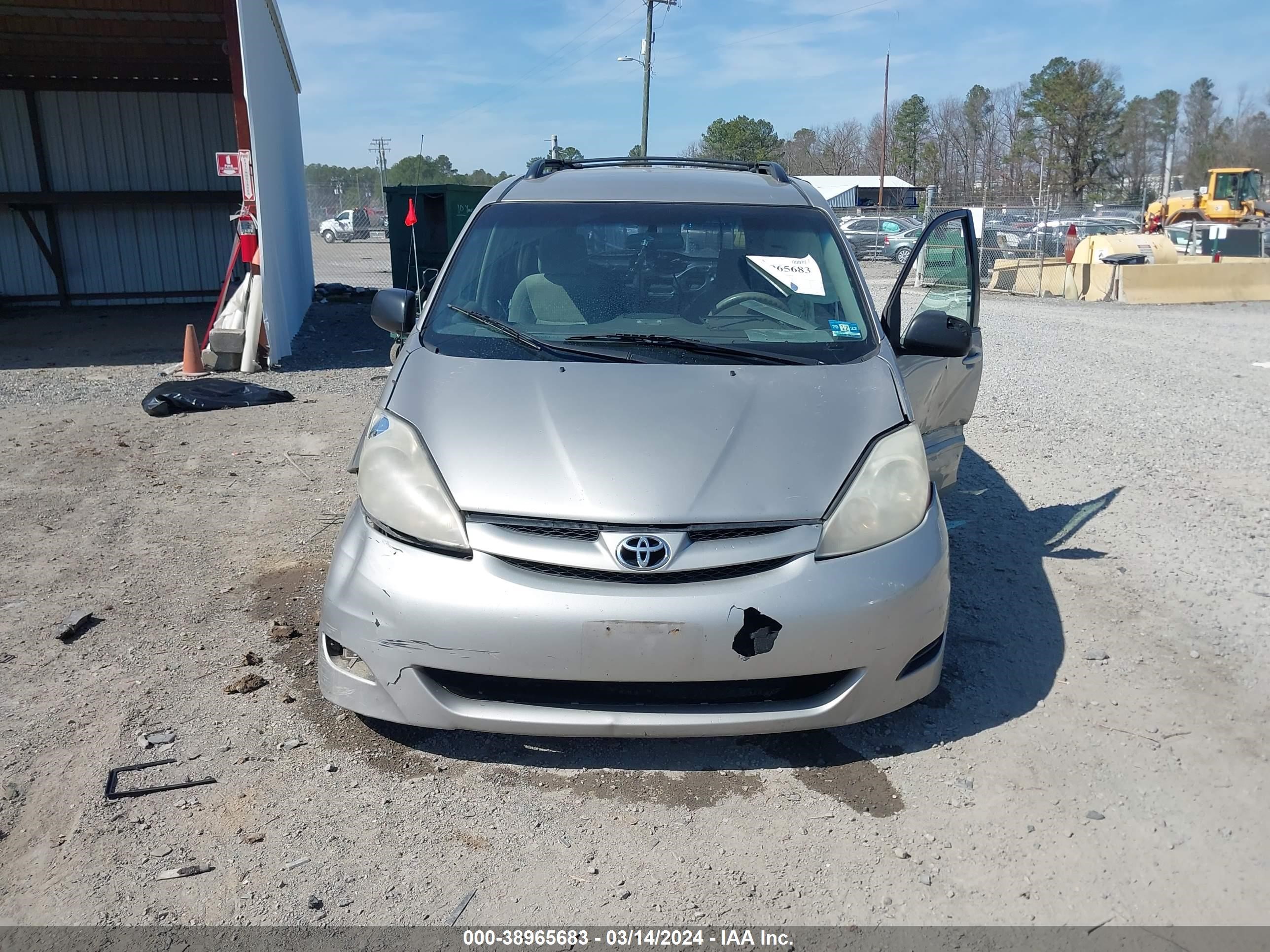 Photo 11 VIN: 5TDZK23C88S211670 - TOYOTA SIENNA 