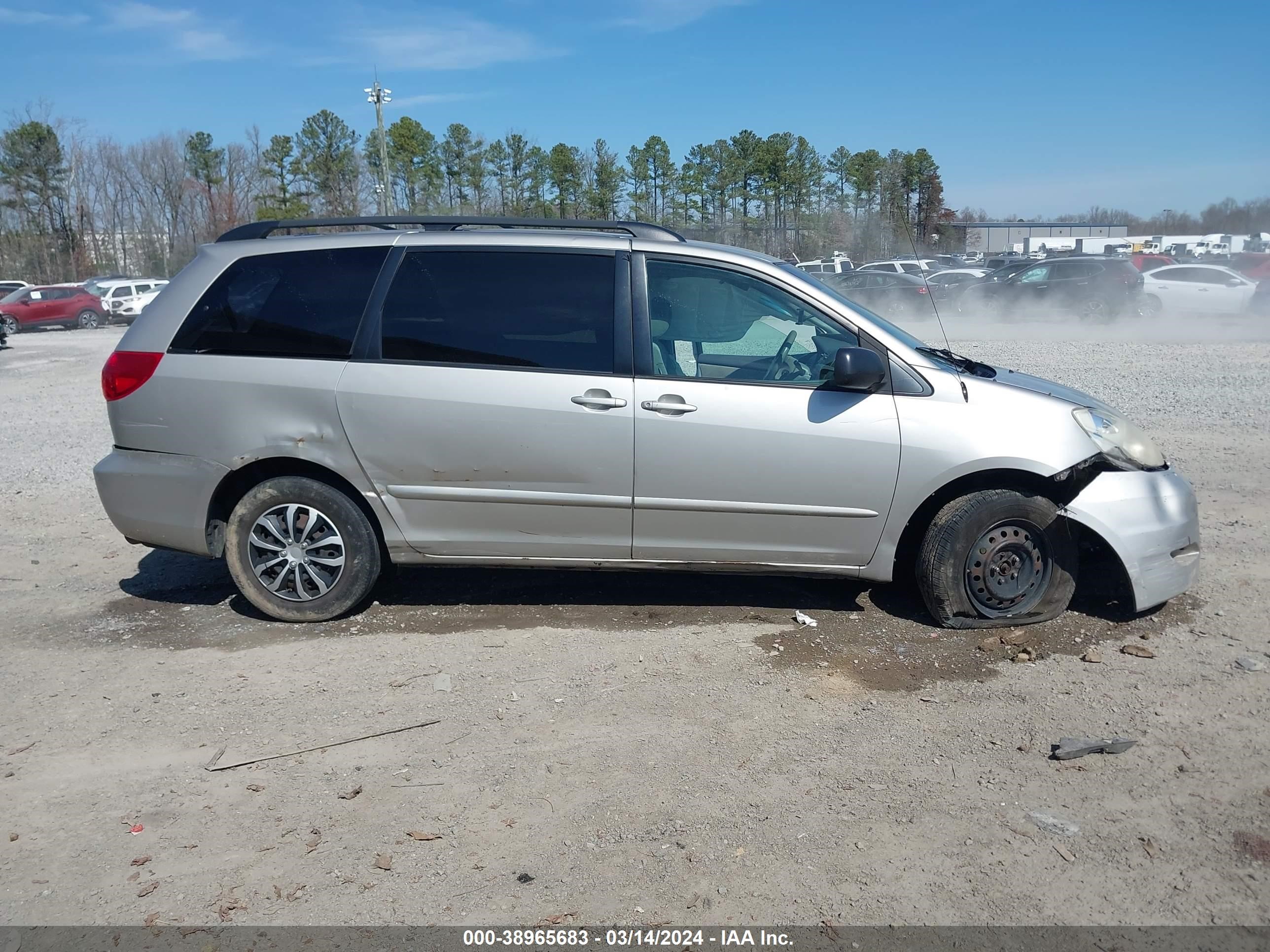 Photo 12 VIN: 5TDZK23C88S211670 - TOYOTA SIENNA 