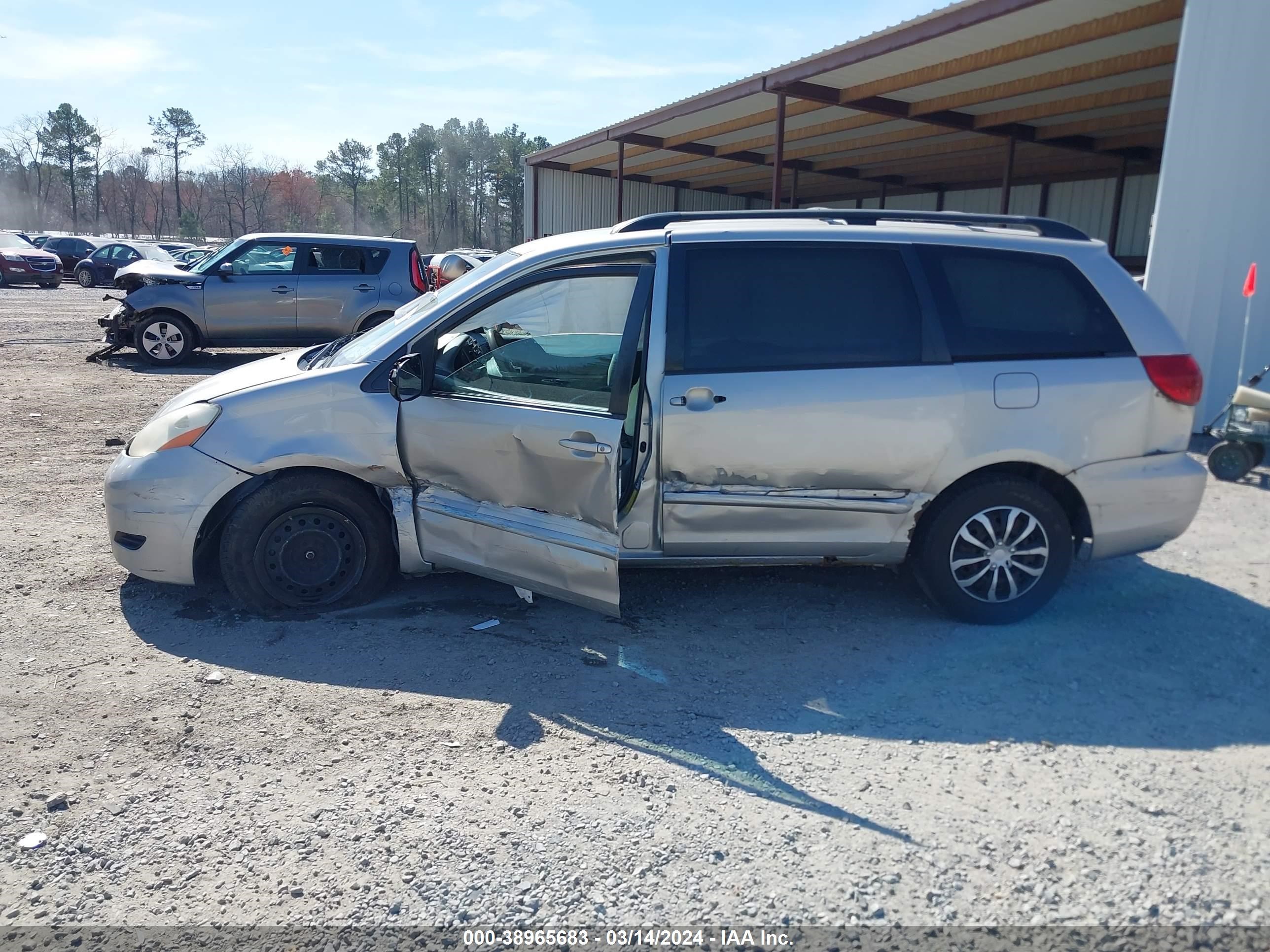 Photo 13 VIN: 5TDZK23C88S211670 - TOYOTA SIENNA 