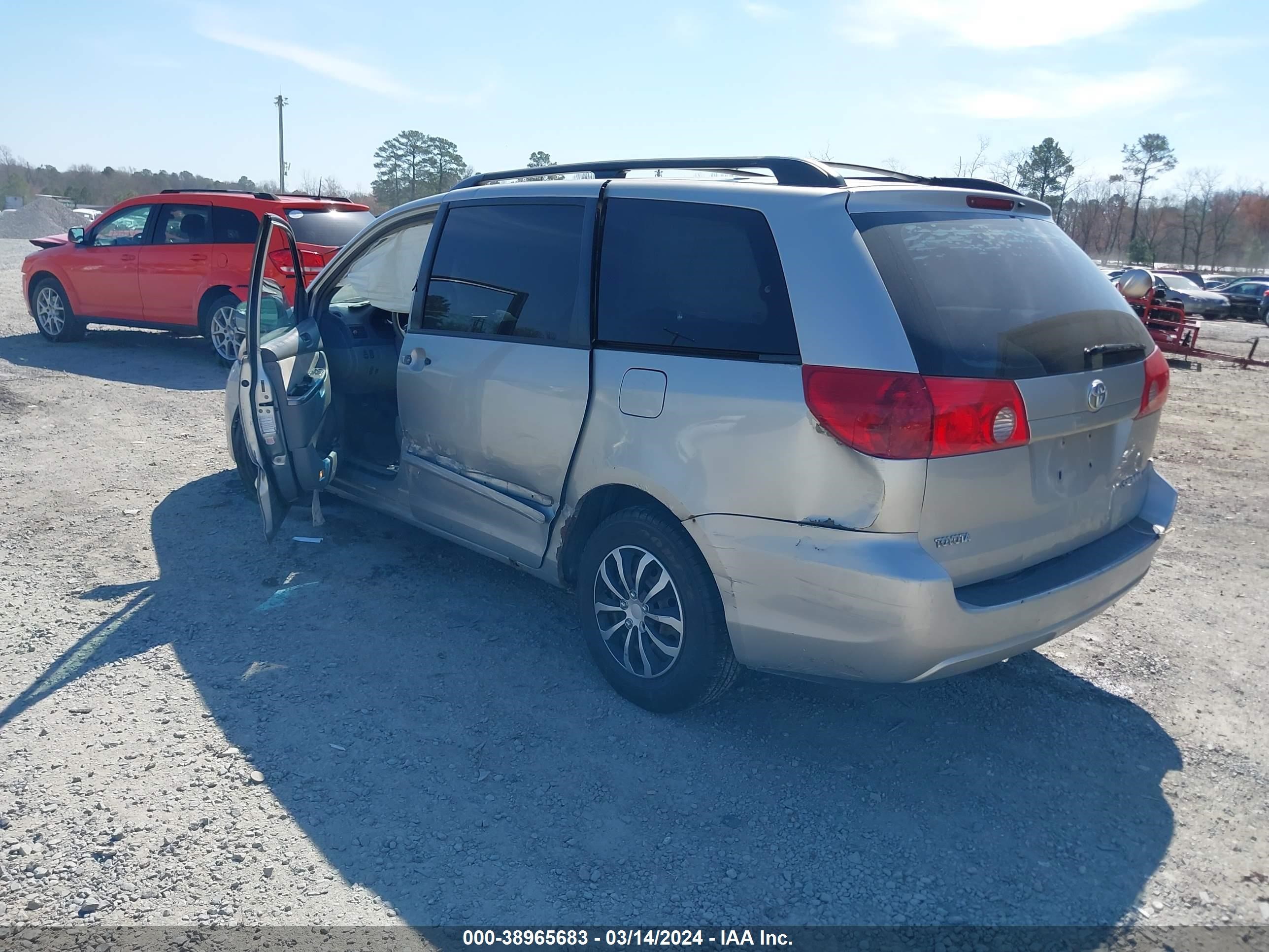 Photo 2 VIN: 5TDZK23C88S211670 - TOYOTA SIENNA 