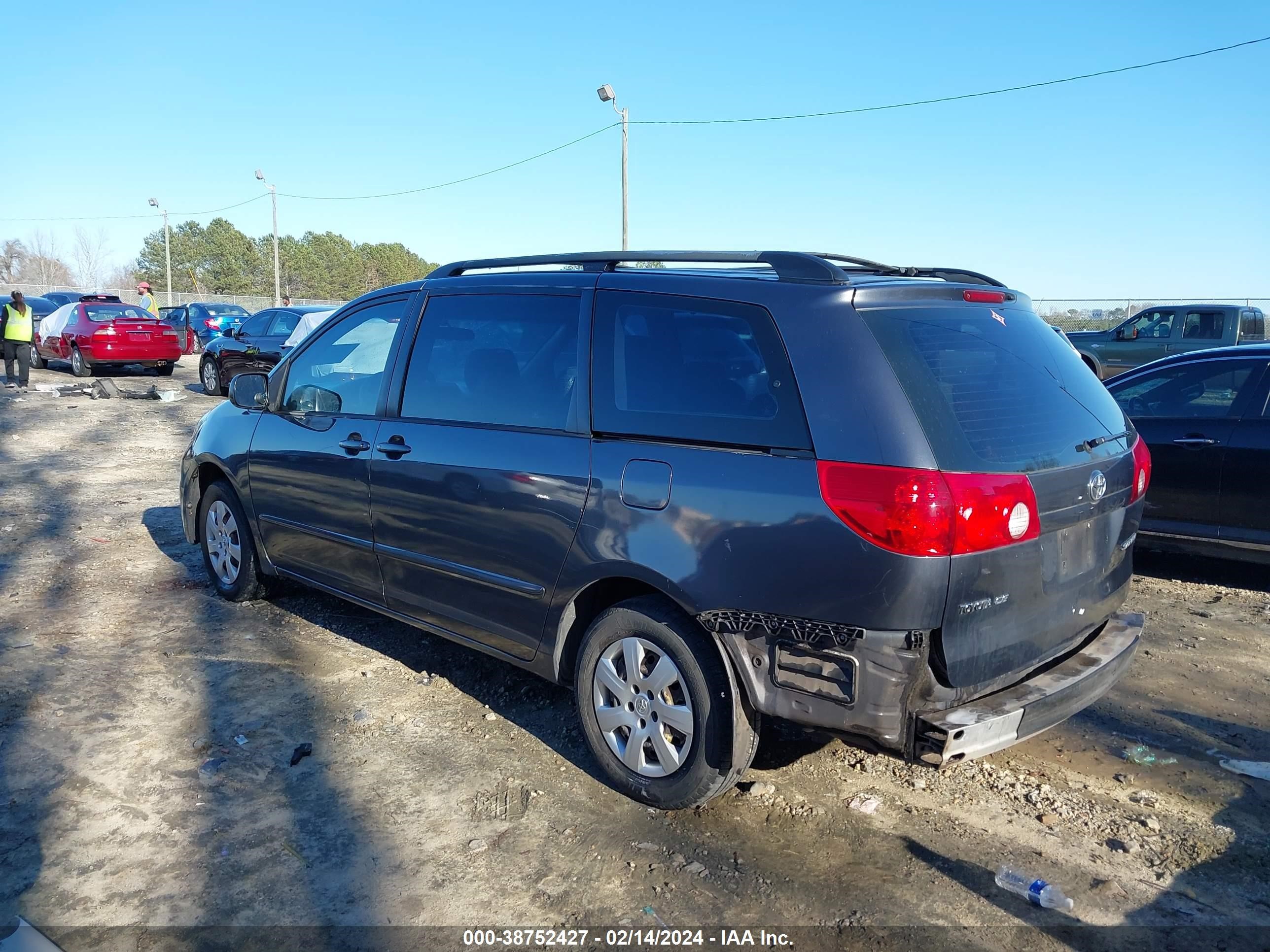 Photo 2 VIN: 5TDZK23C97S006454 - TOYOTA SIENNA 