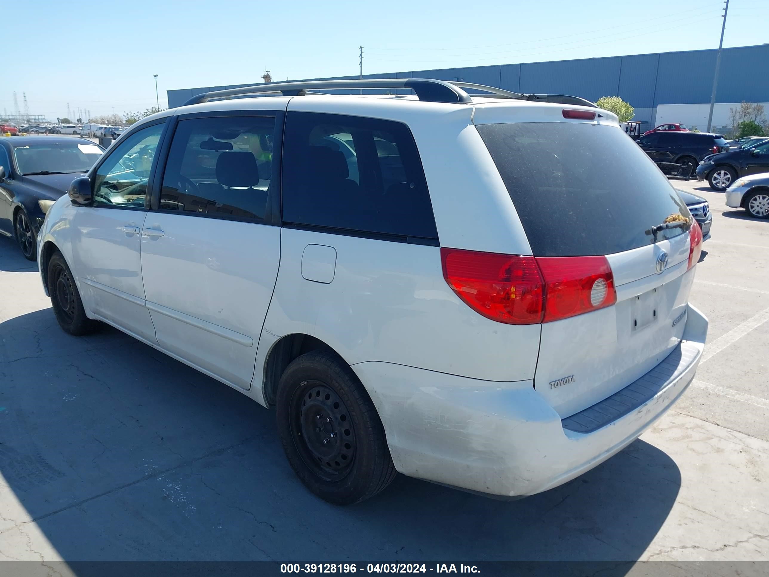 Photo 2 VIN: 5TDZK23C97S014067 - TOYOTA SIENNA 