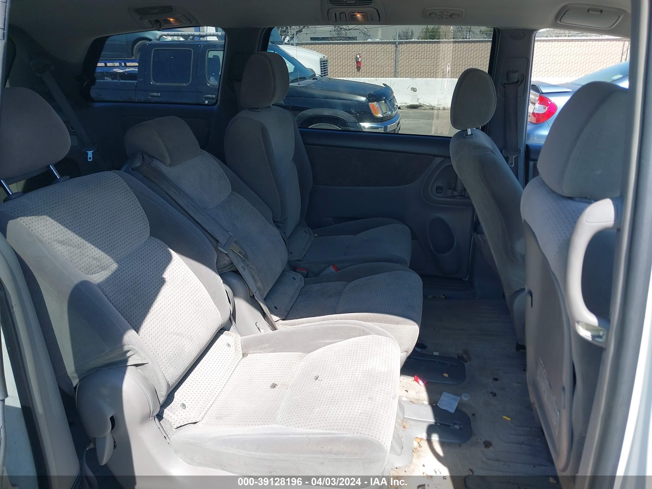 Photo 7 VIN: 5TDZK23C97S014067 - TOYOTA SIENNA 