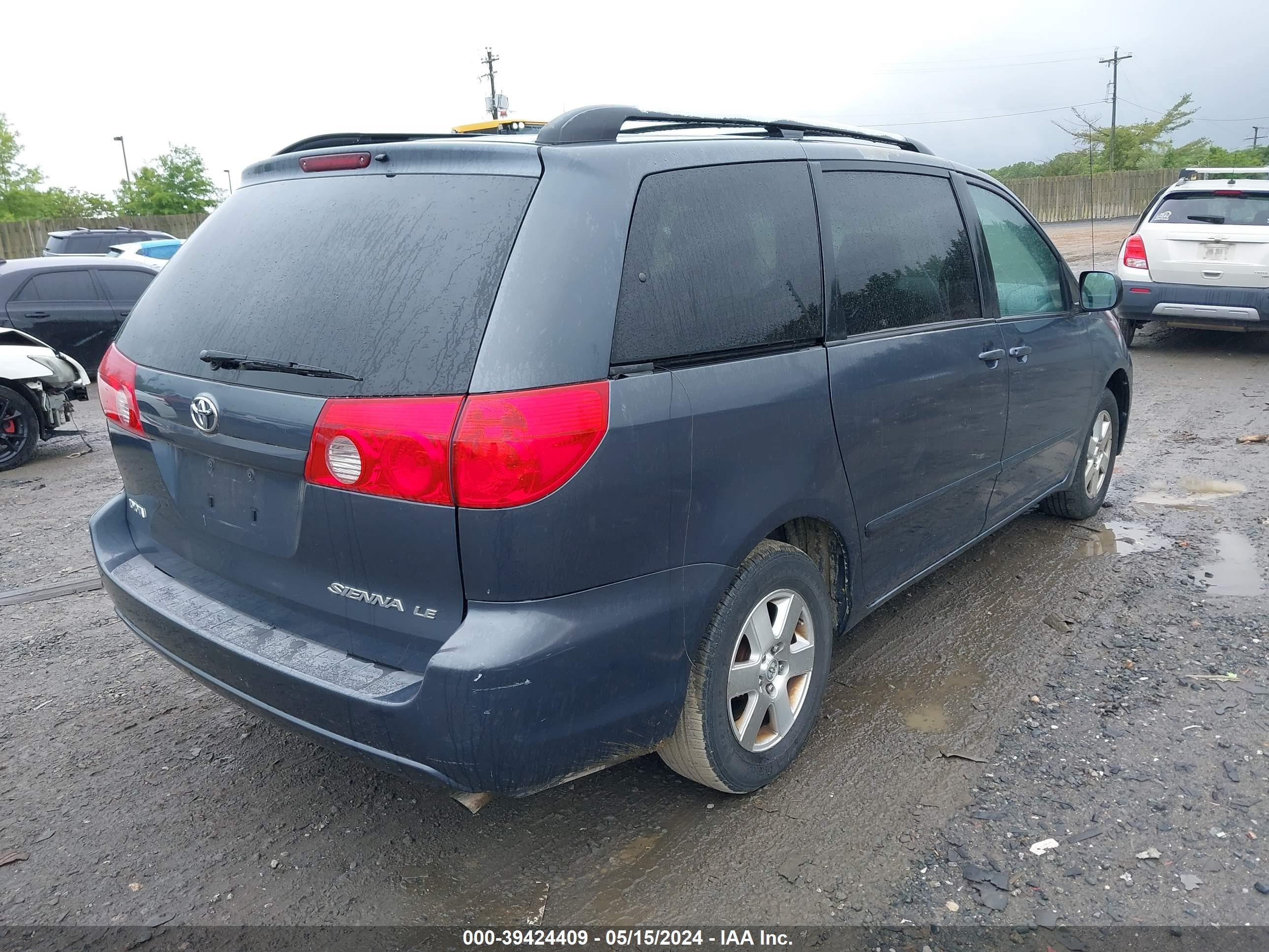 Photo 3 VIN: 5TDZK23C98S224427 - TOYOTA SIENNA 